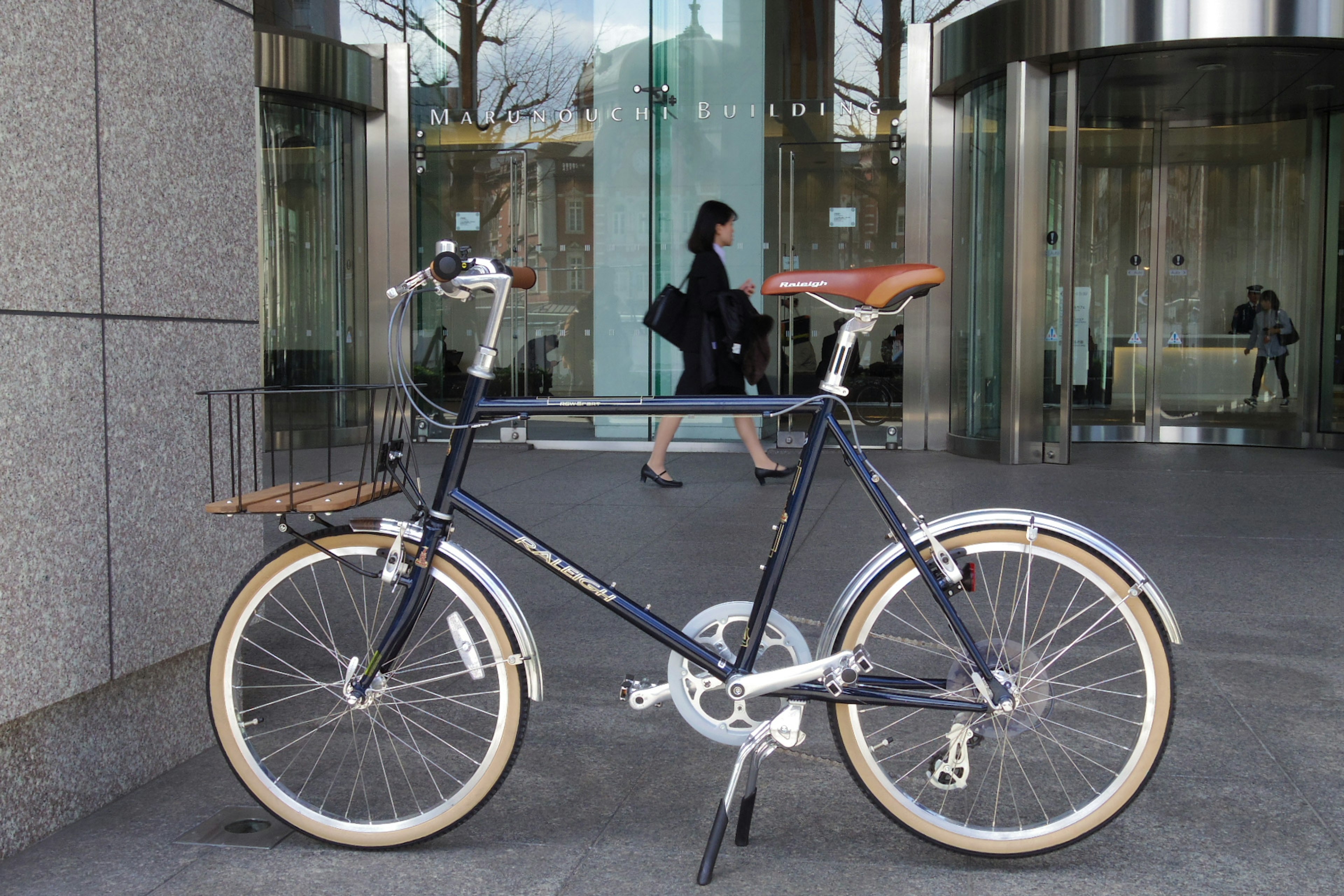 洗練されたデザインの自転車がビルの前に置かれている