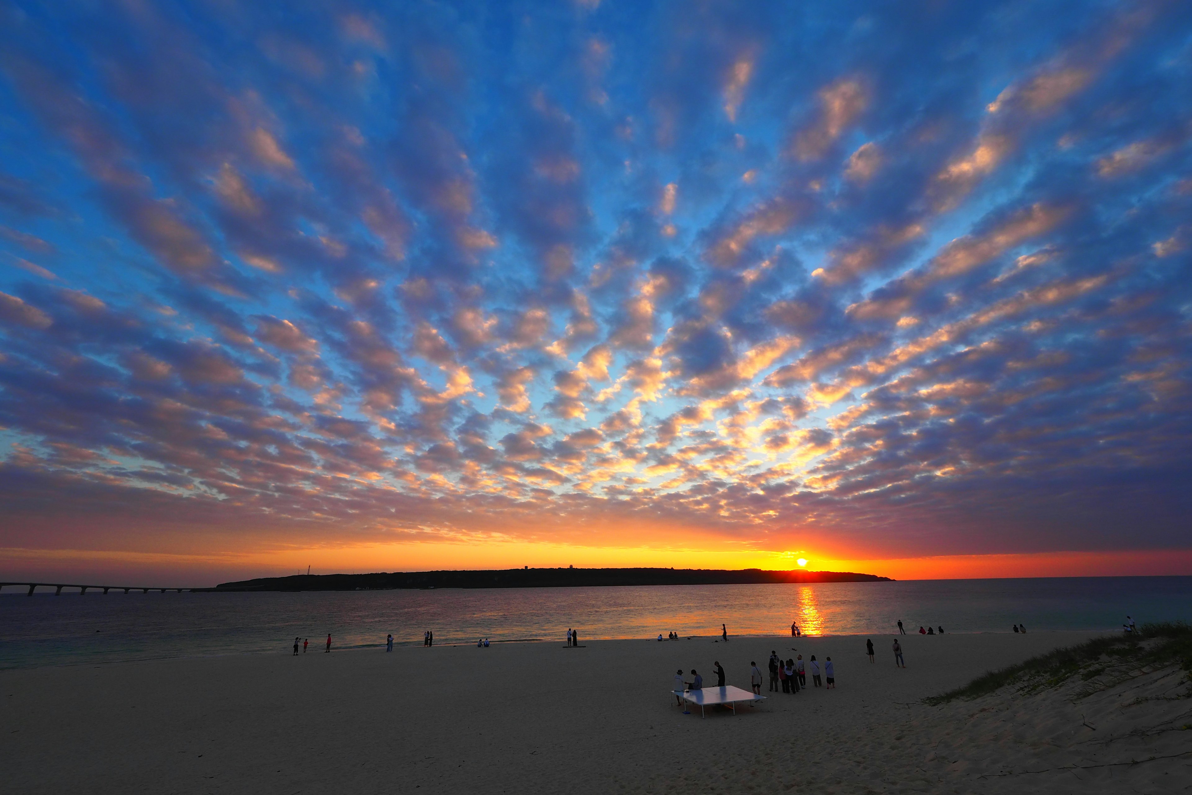 Hermoso atardecer con nubes dispersas sobre el mar