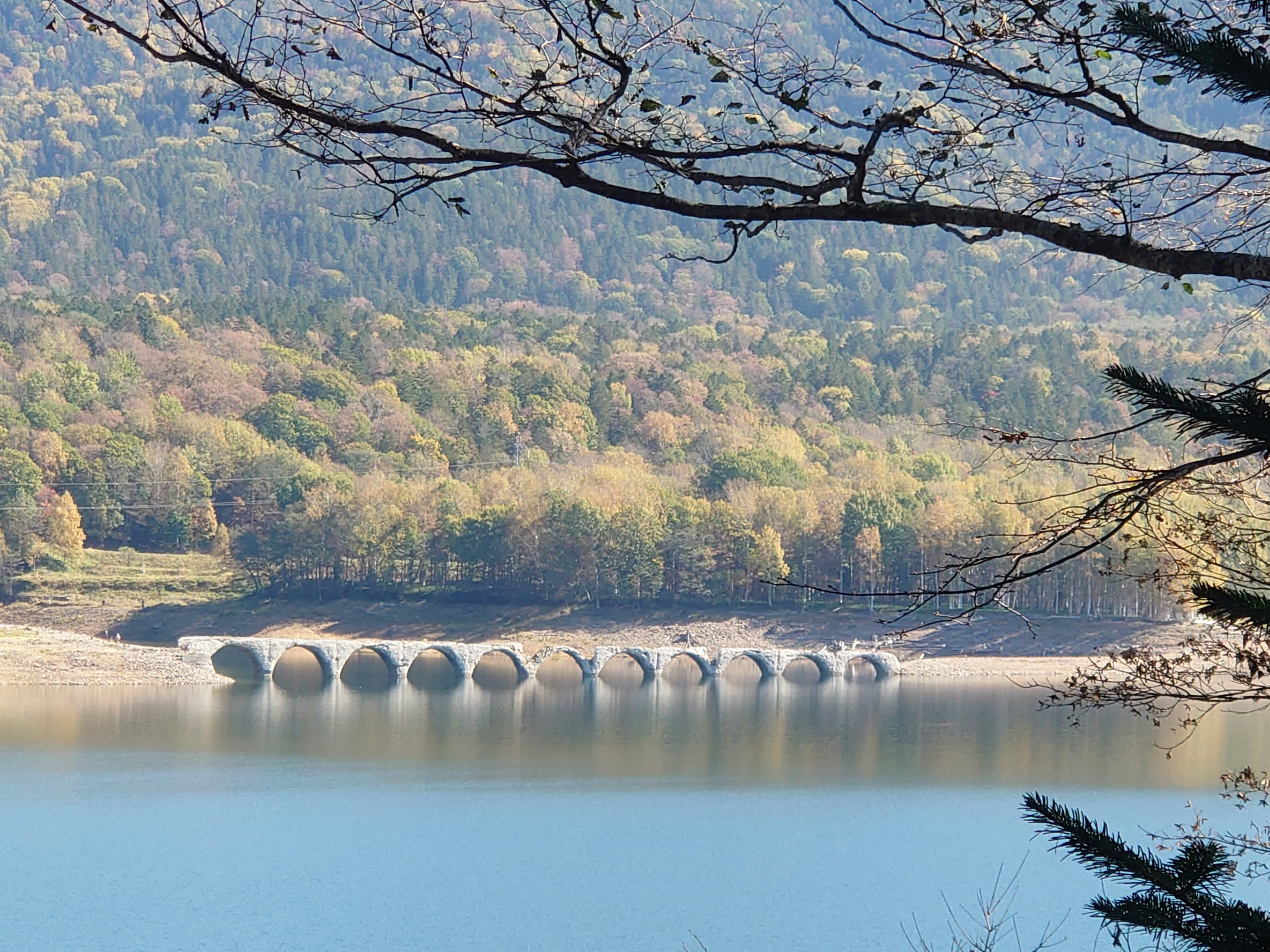 湖泊的美丽景色与周围的圆形结构和山脉