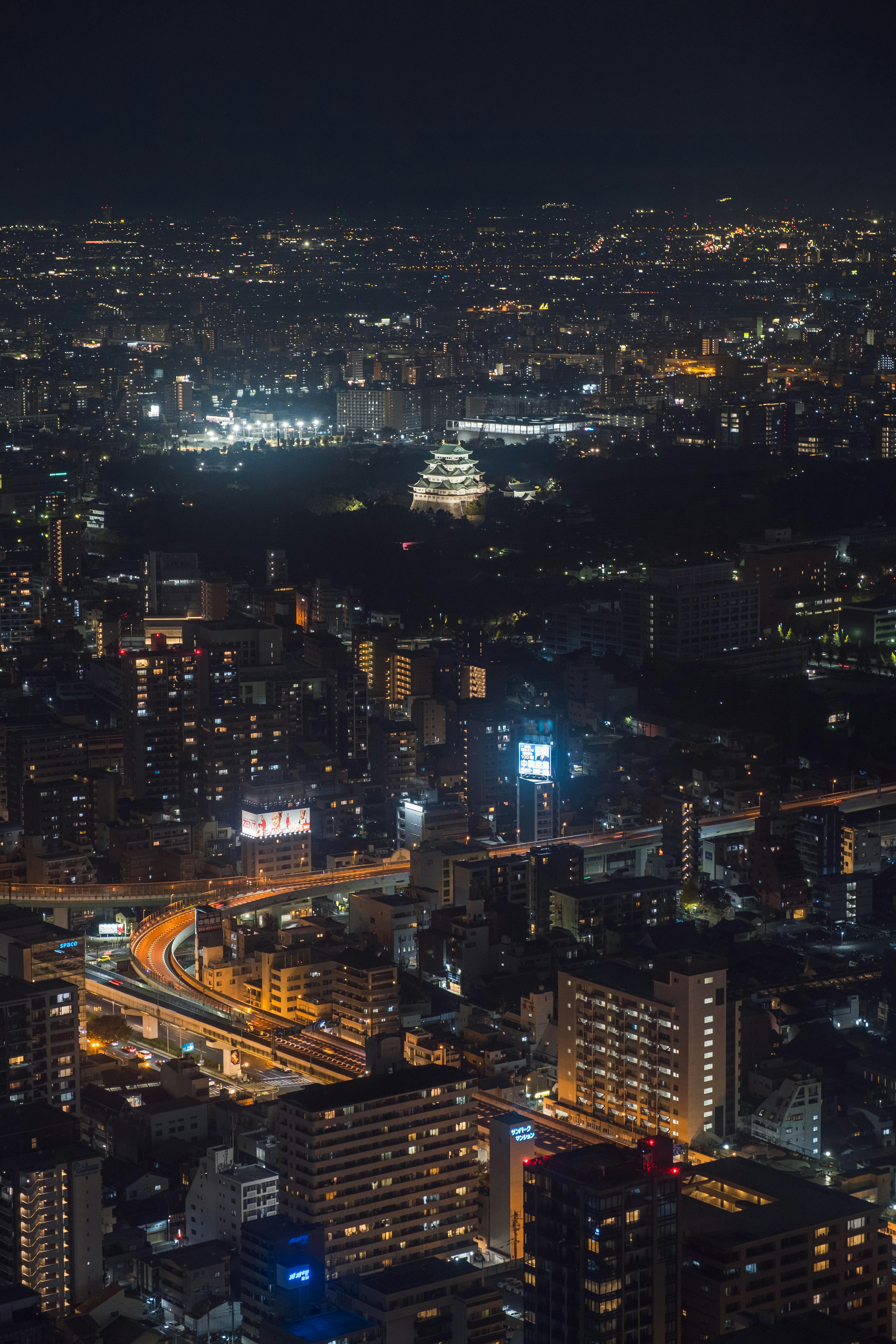 Phong cảnh thành phố Tokyo vào ban đêm với các tòa nhà chọc trời và đường phố sáng đèn