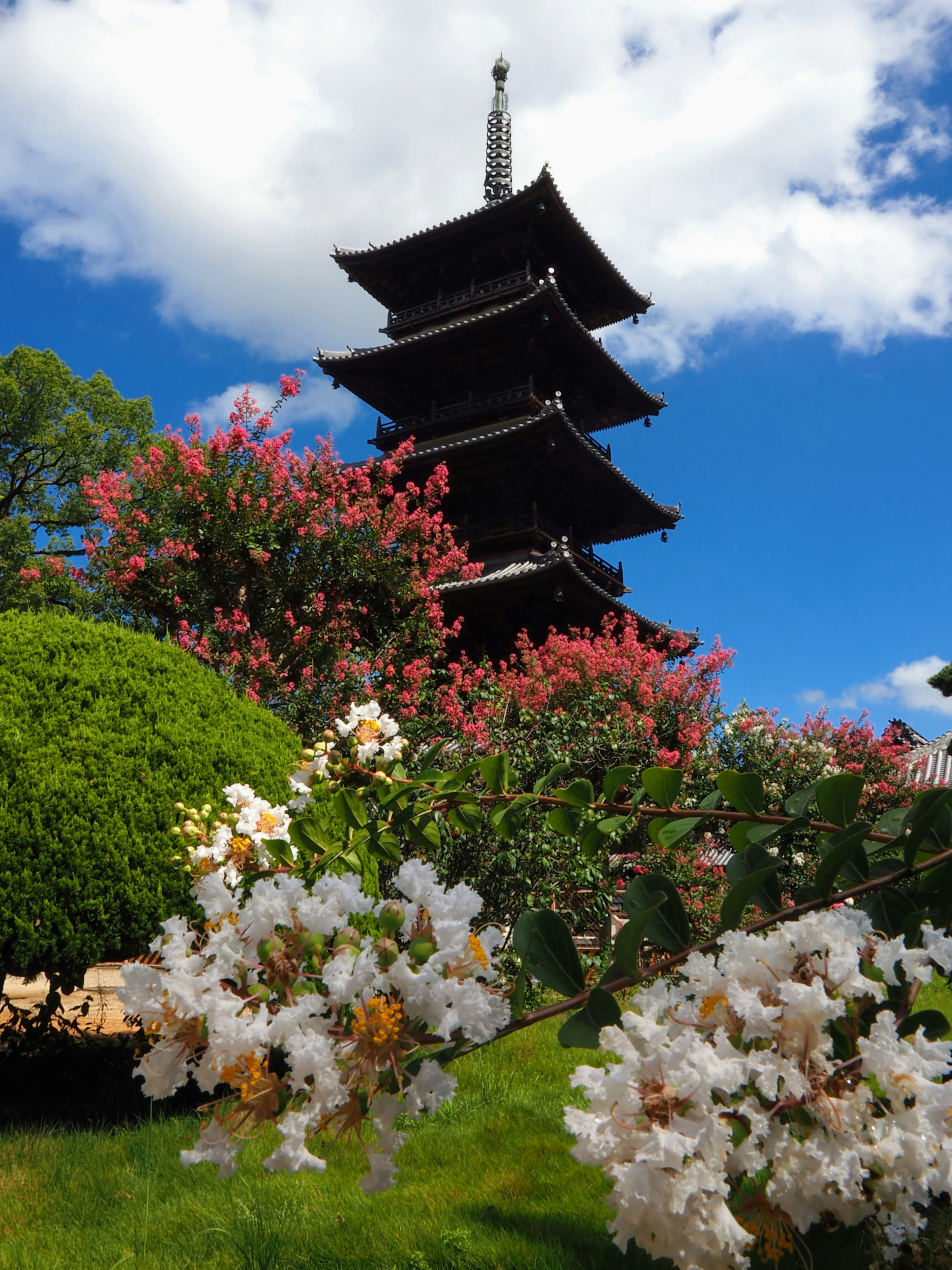 Pagoda yang indah dikelilingi bunga berwarna-warni di taman