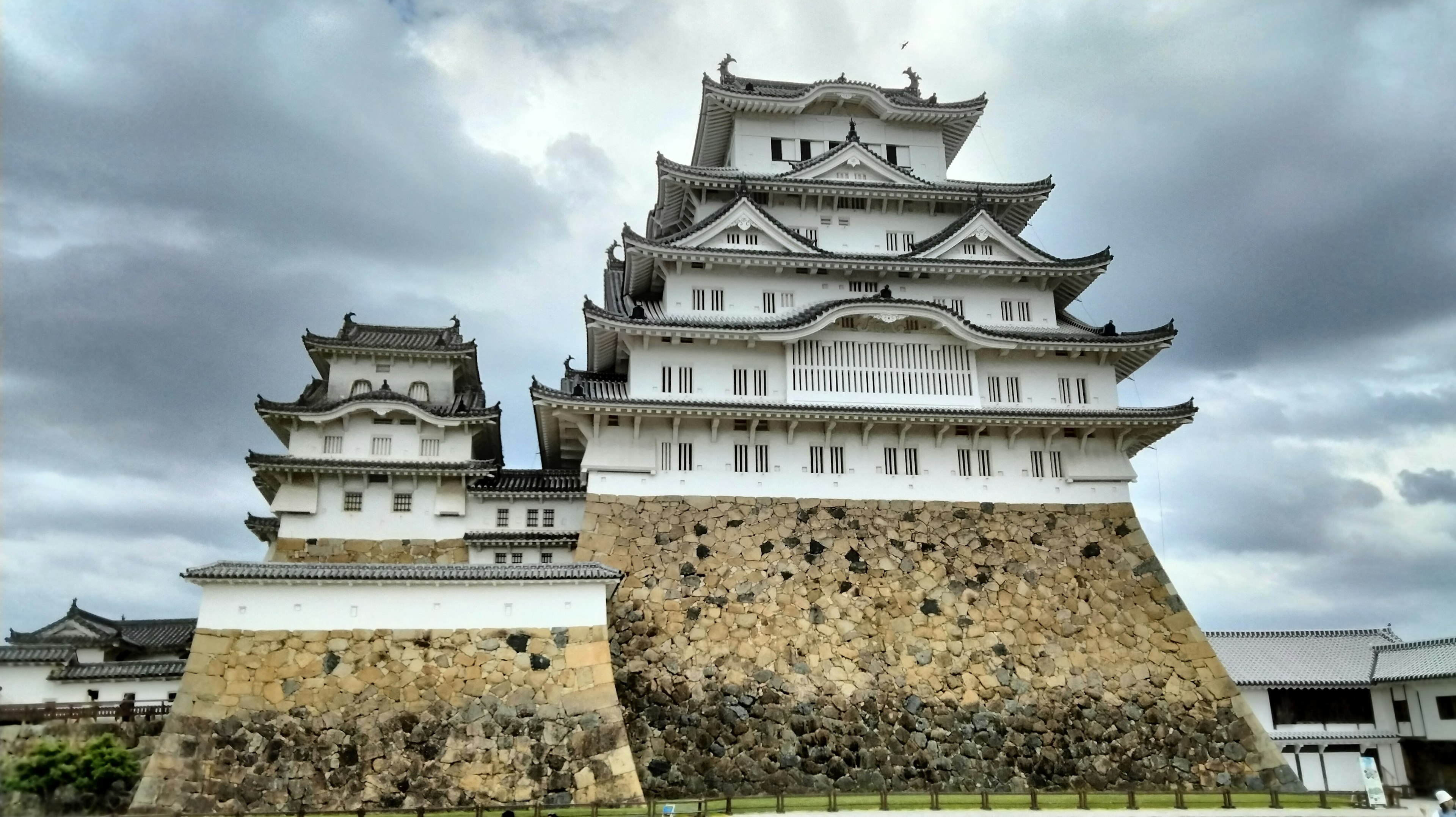 Castello di Himeji che mostra la sua bella facciata bianca e la base in pietra