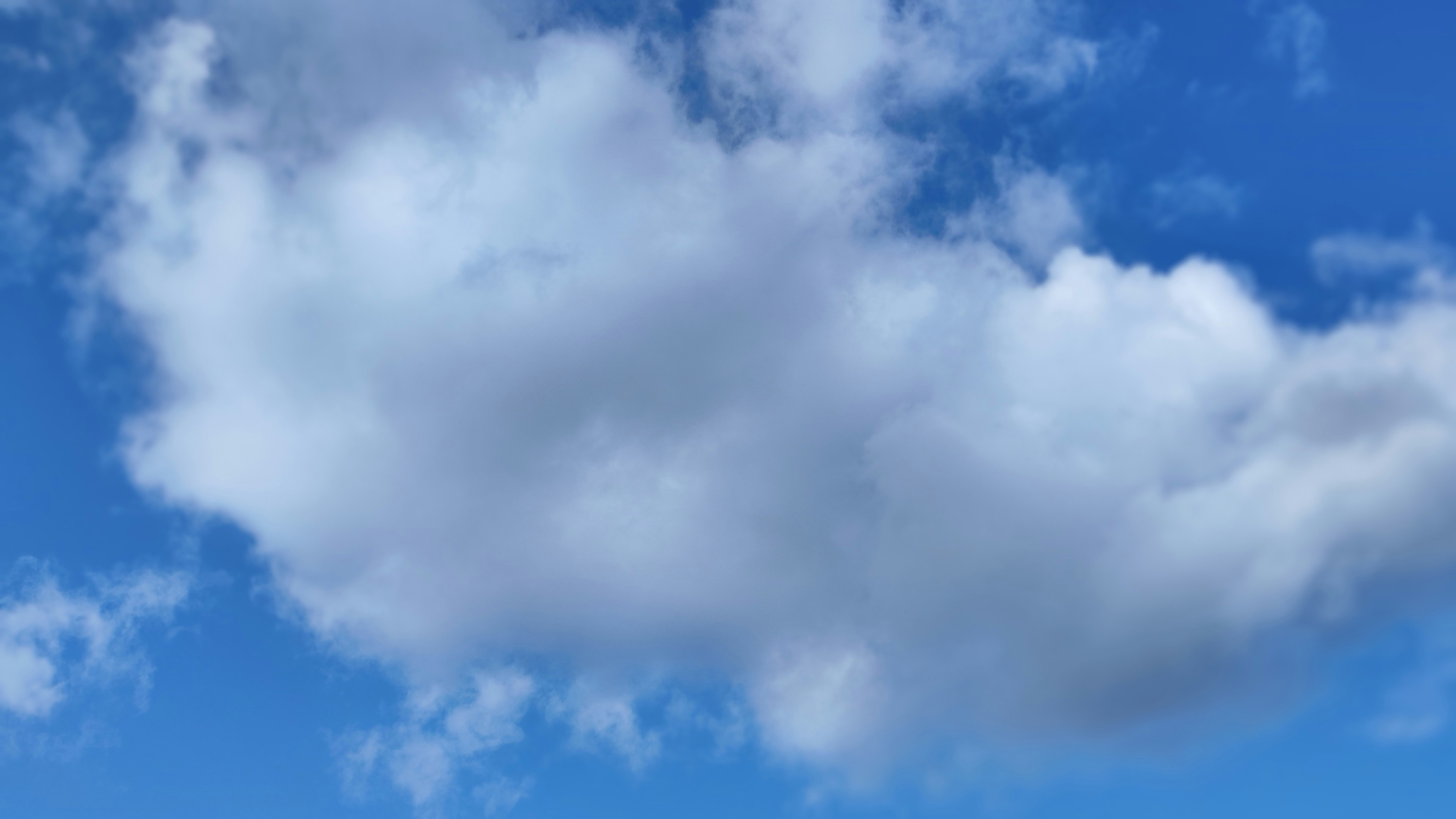 Weißer Wolke, die in einem blauen Himmel schwebt