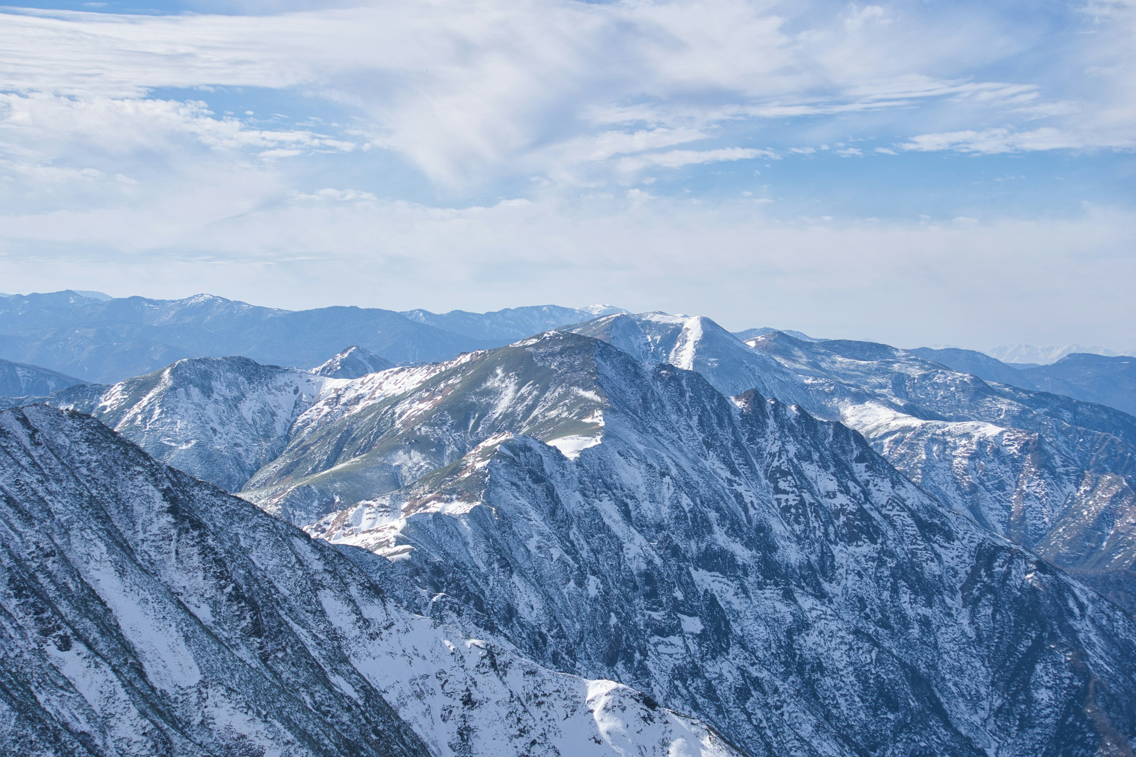 Schneebedeckte Berge unter einem blauen Himmel