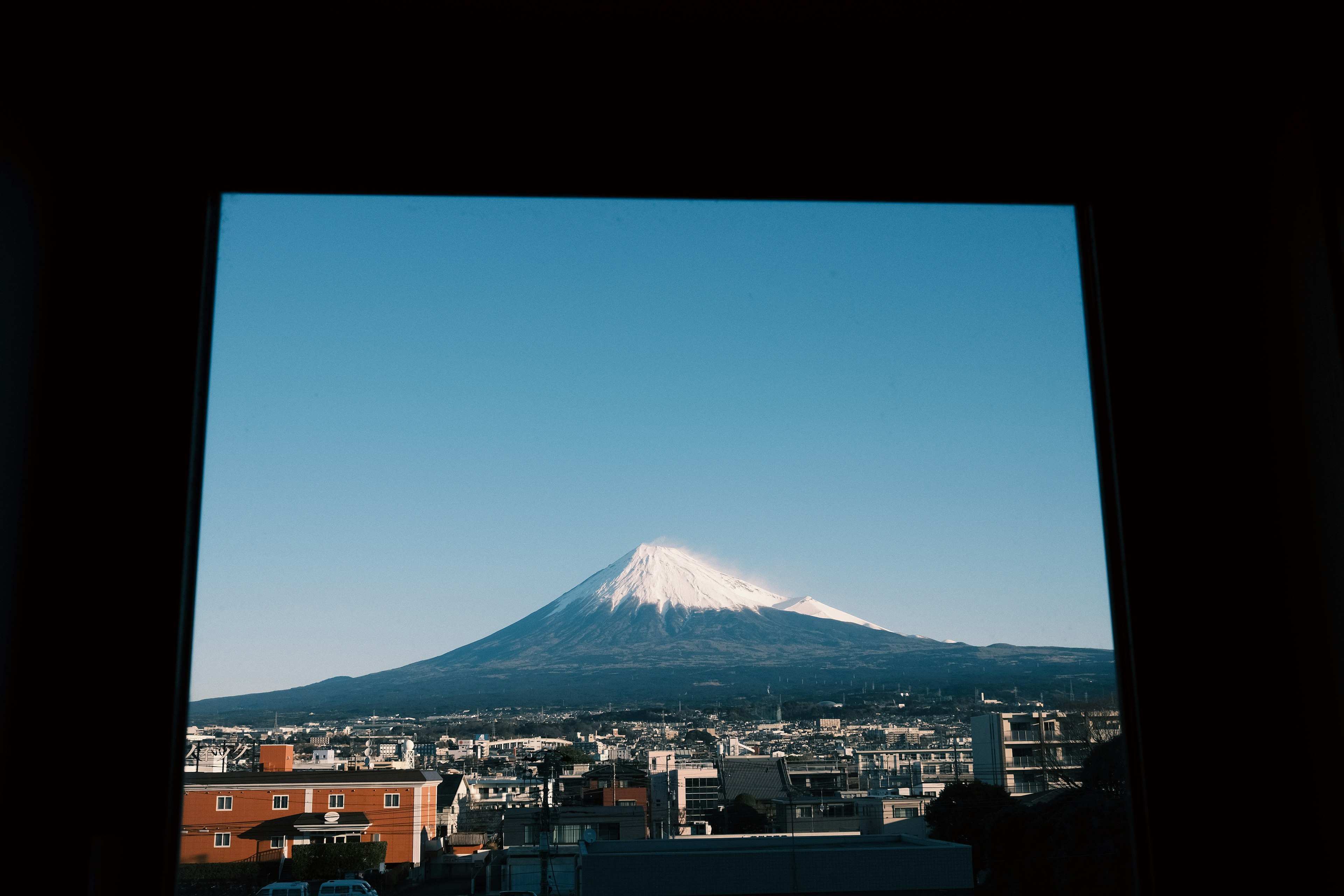 Fuji mit schneebedecktem Gipfel und klarem blauen Himmel