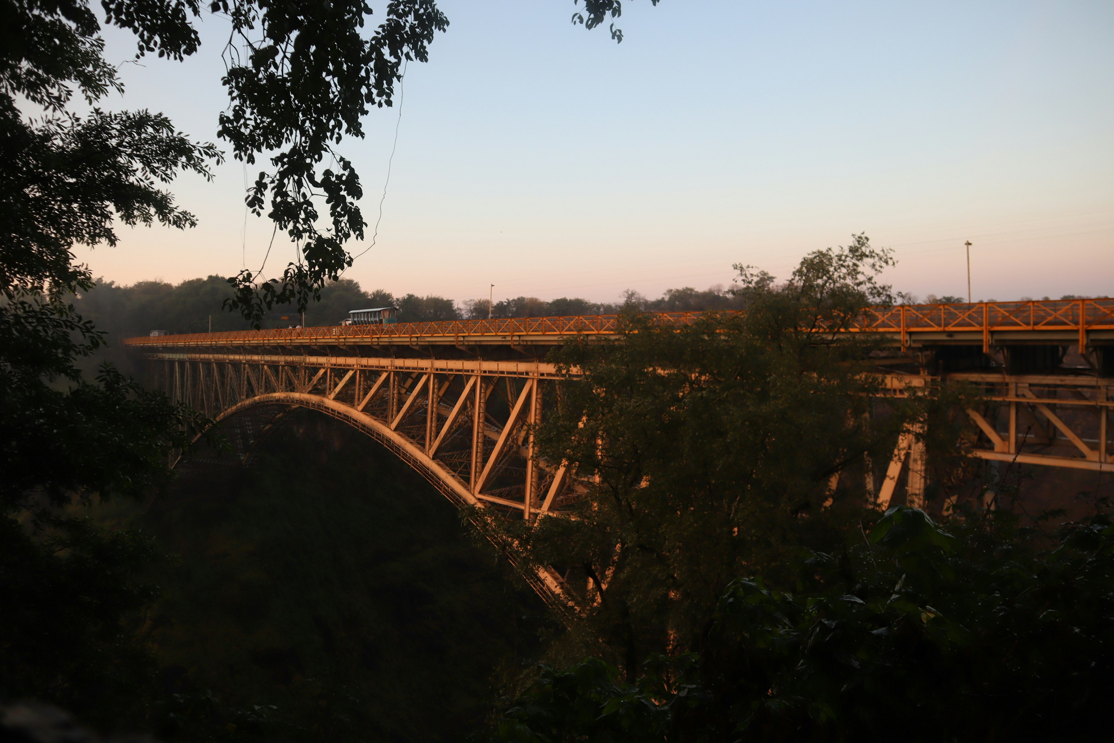 Jembatan lengkung yang indah saat senja dikelilingi alam