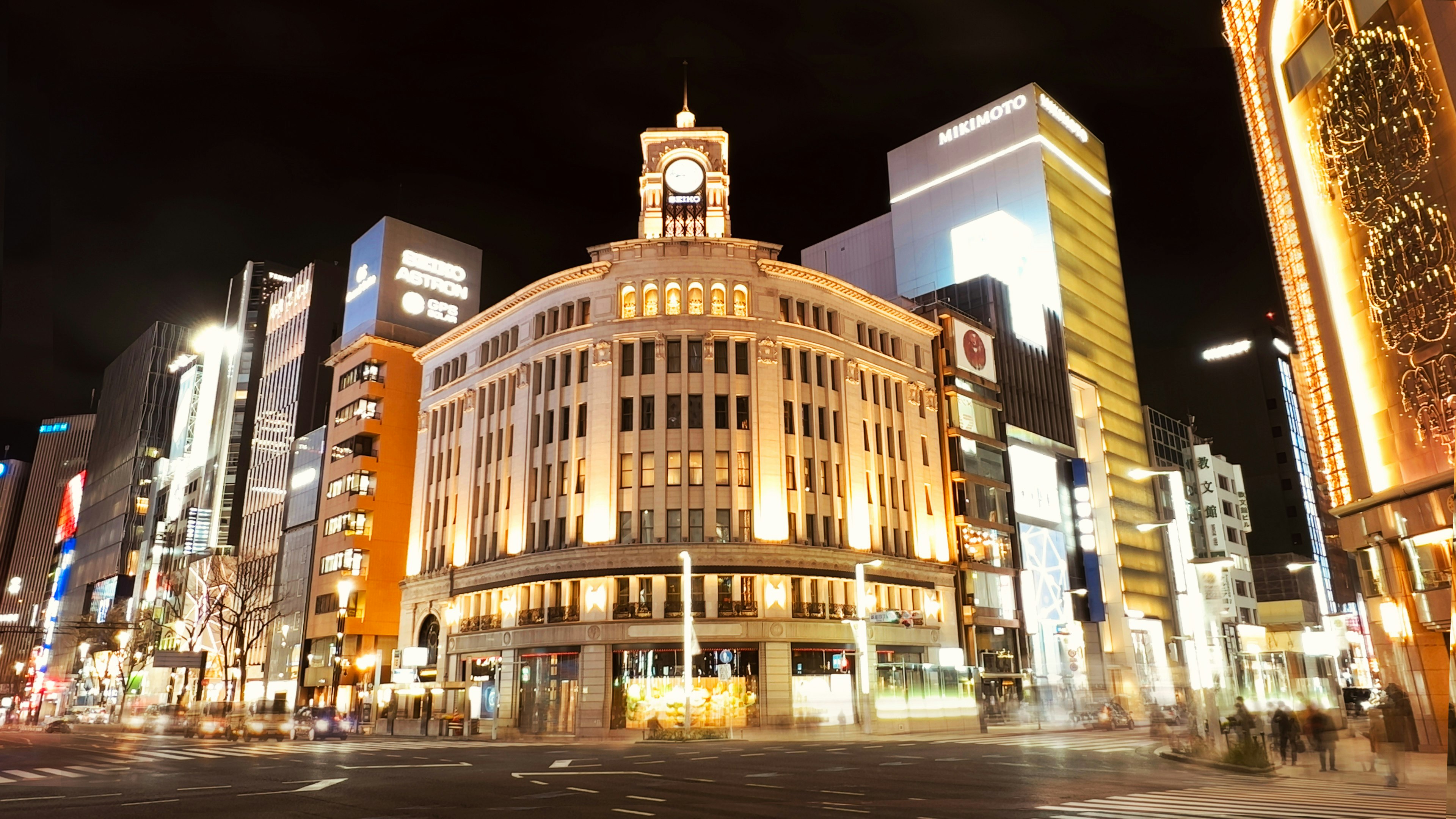 夜にライトアップされた銀座の歴史的な建物