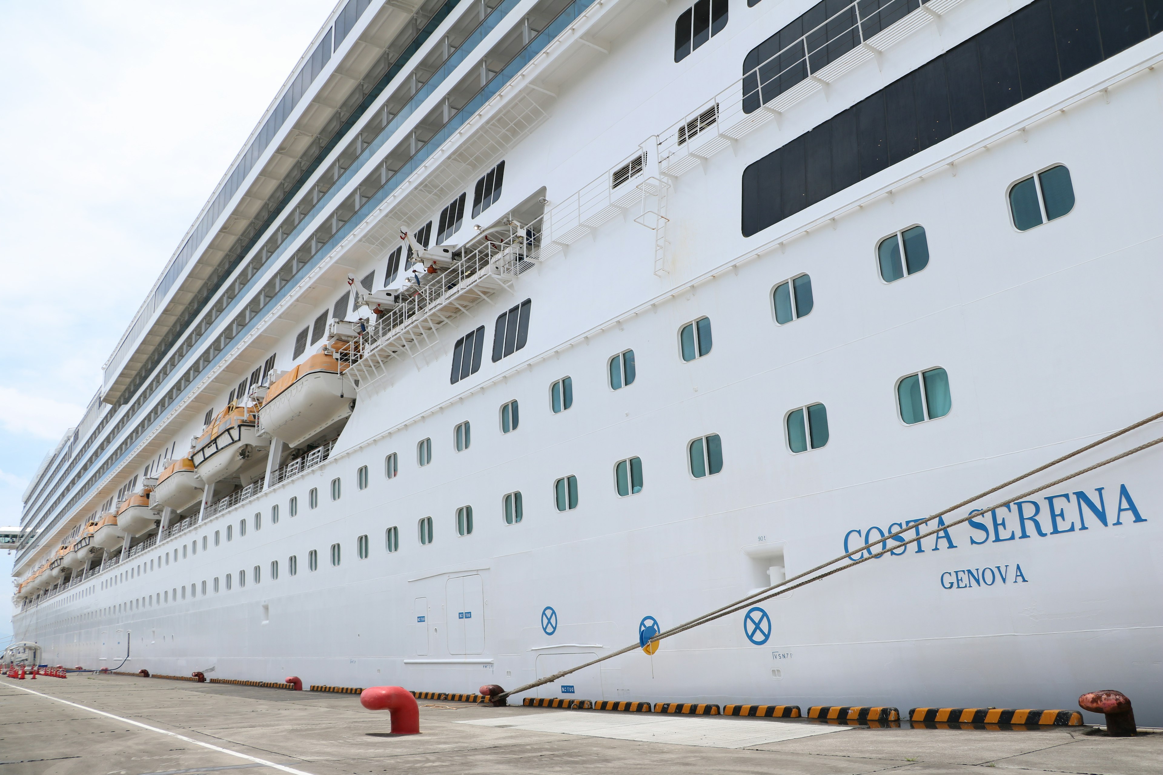 Costa Serena attraccata al porto con la sua grande scafo bianco