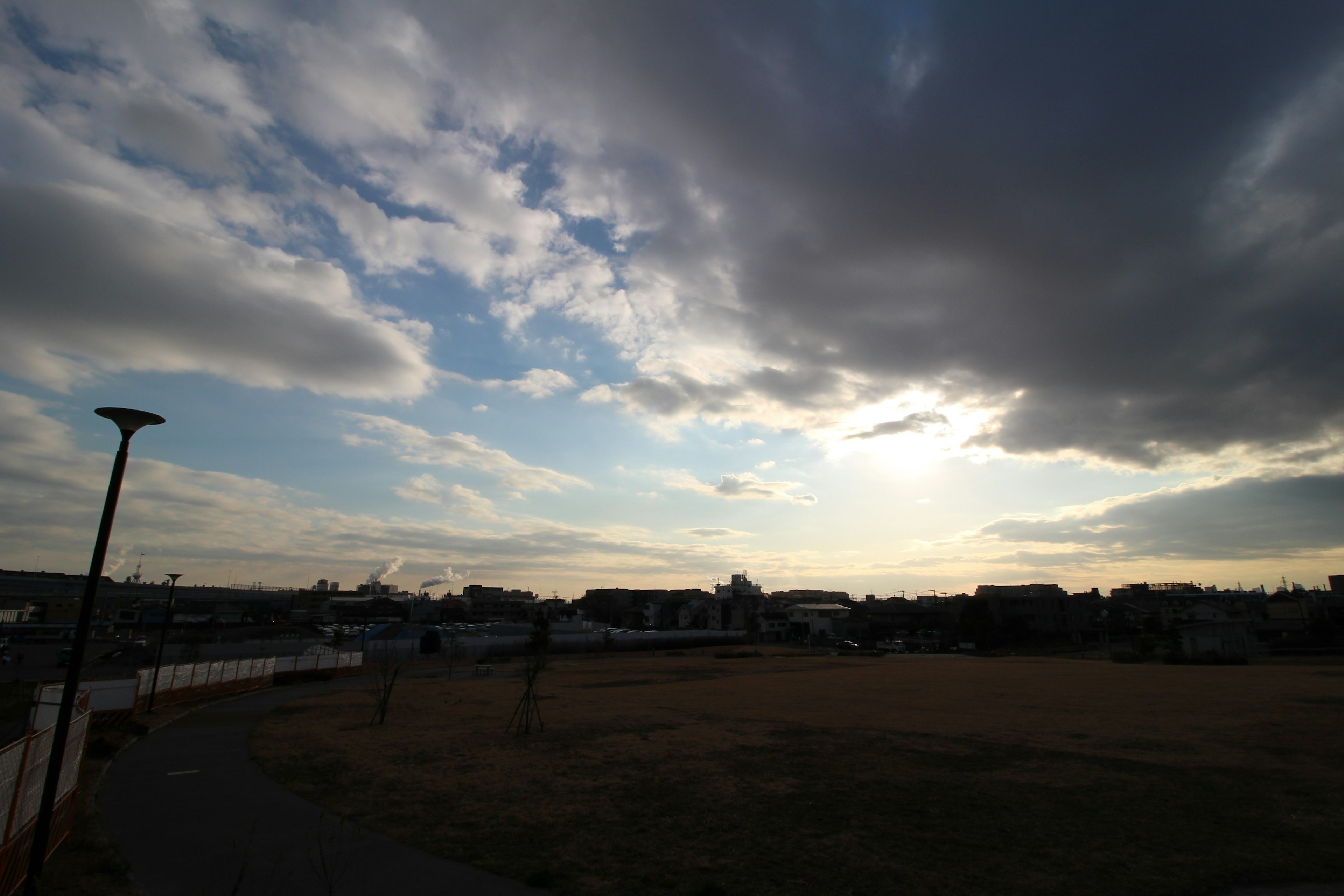 風景如畫的多雲天空與住宅區的日落