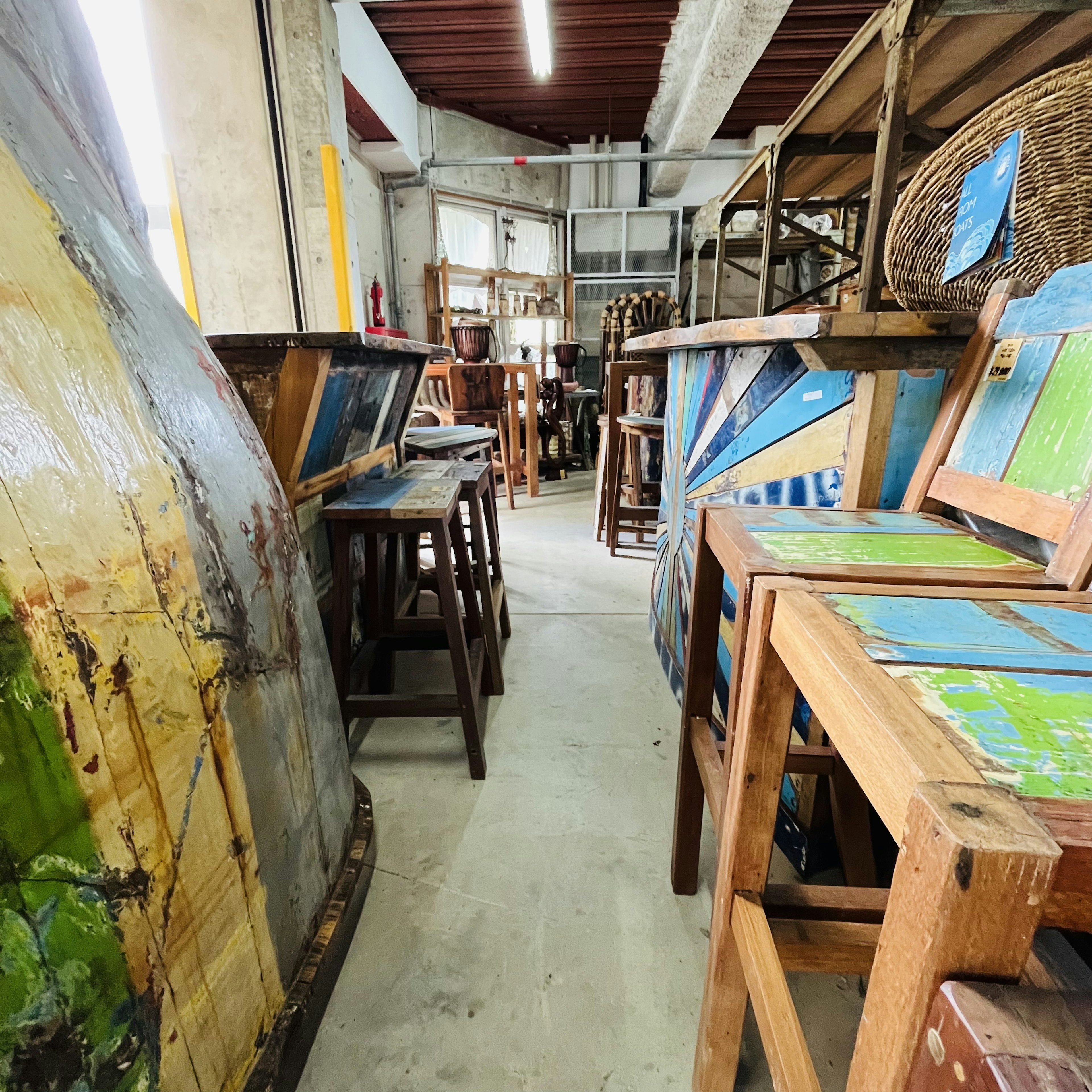 Intérieur d'un entrepôt avec des meubles en bois et des œuvres d'art