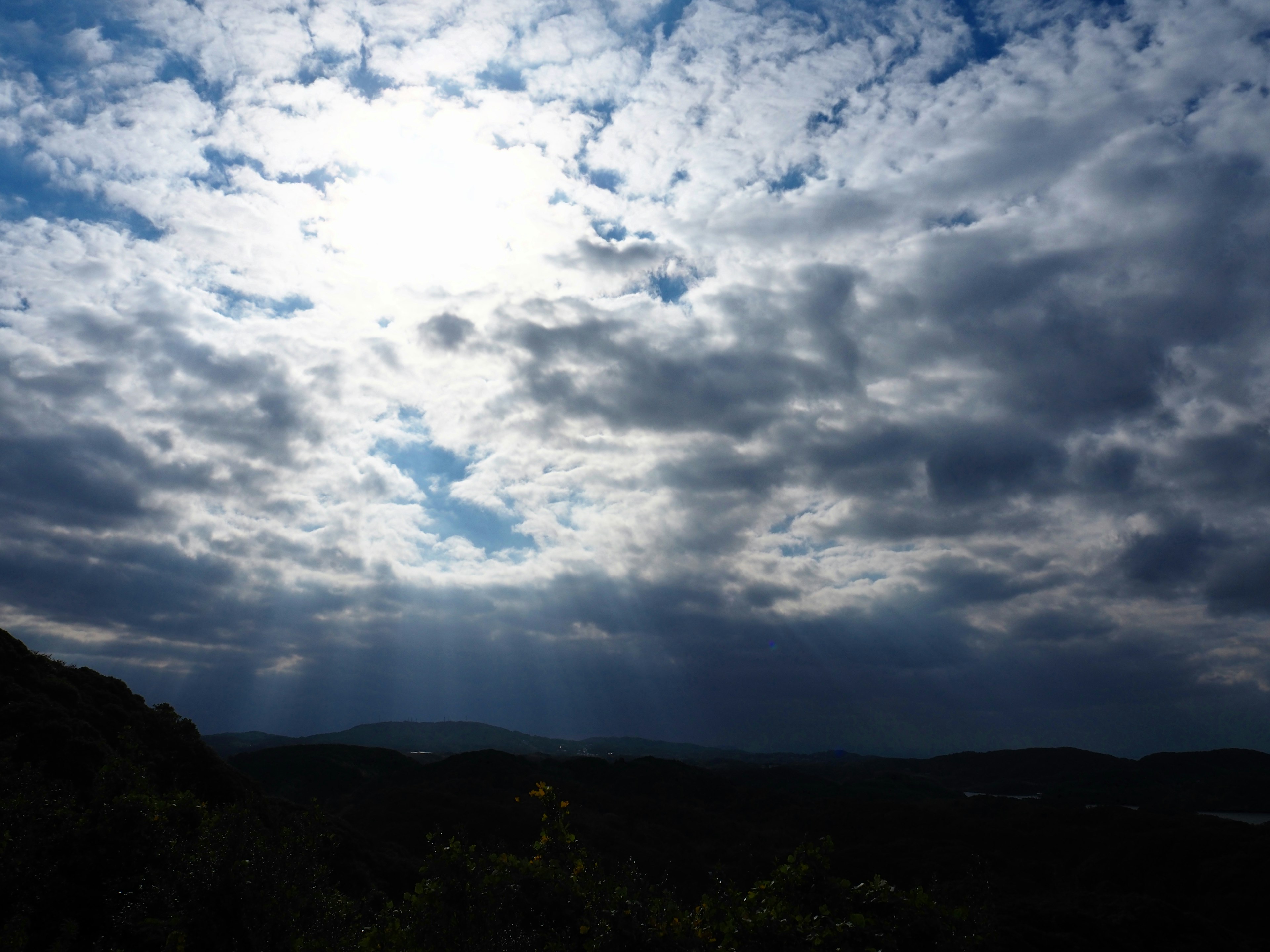 Cielo nublado con luz solar atravesando