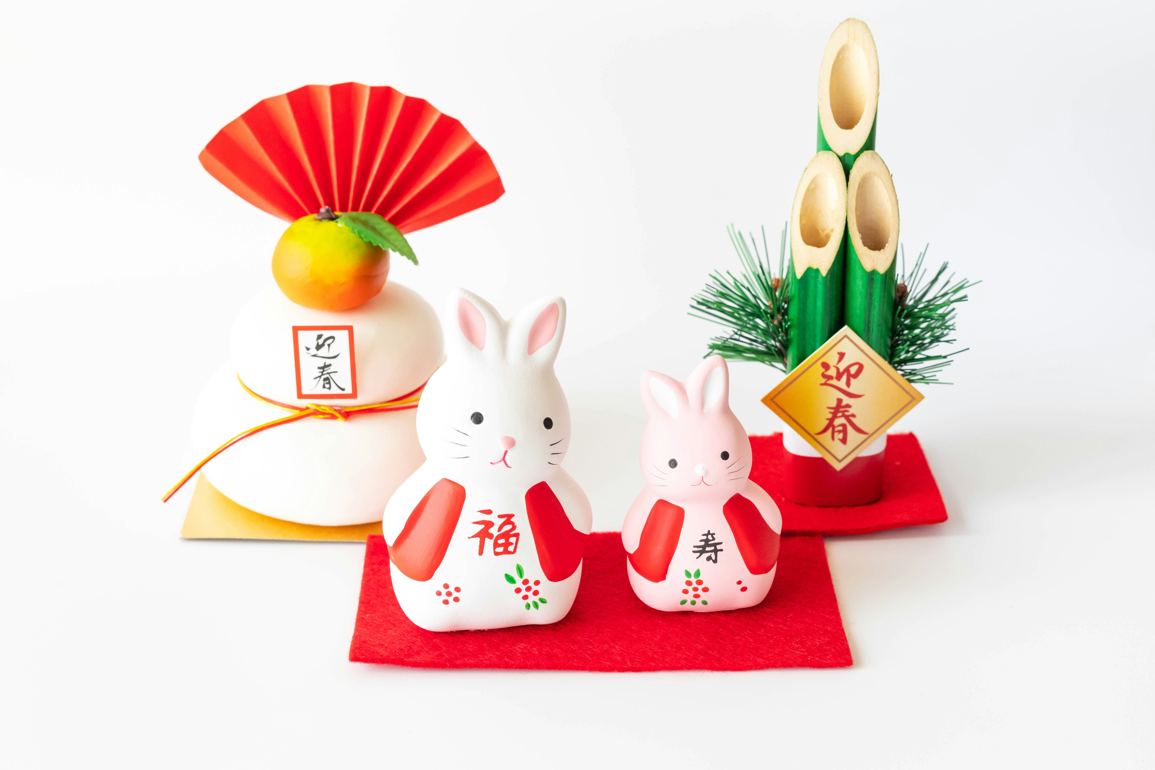 Conjunto de figuritas de conejos blancos con decoraciones de Año Nuevo