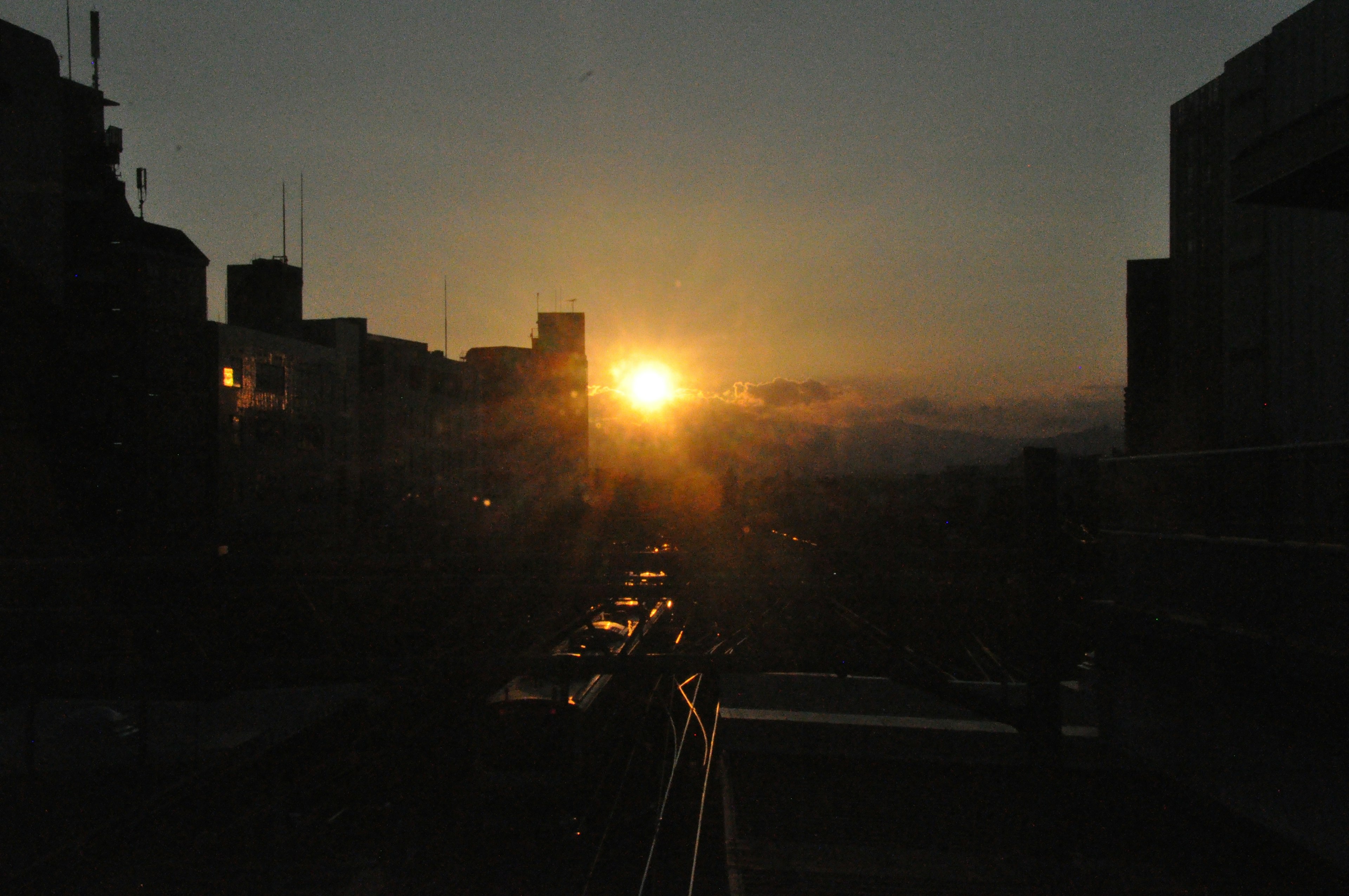 Sonnenuntergang zwischen Stadtgebäuden