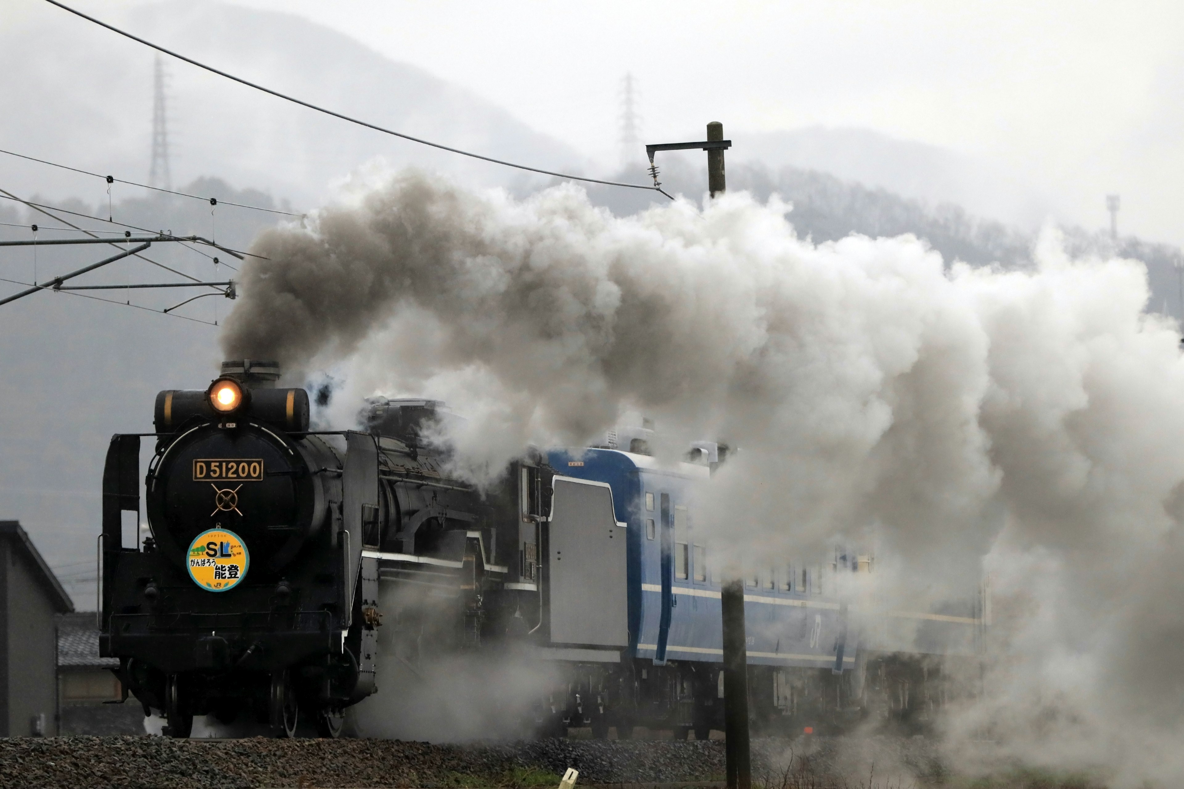 蒸汽機車在行駛中冒出煙霧