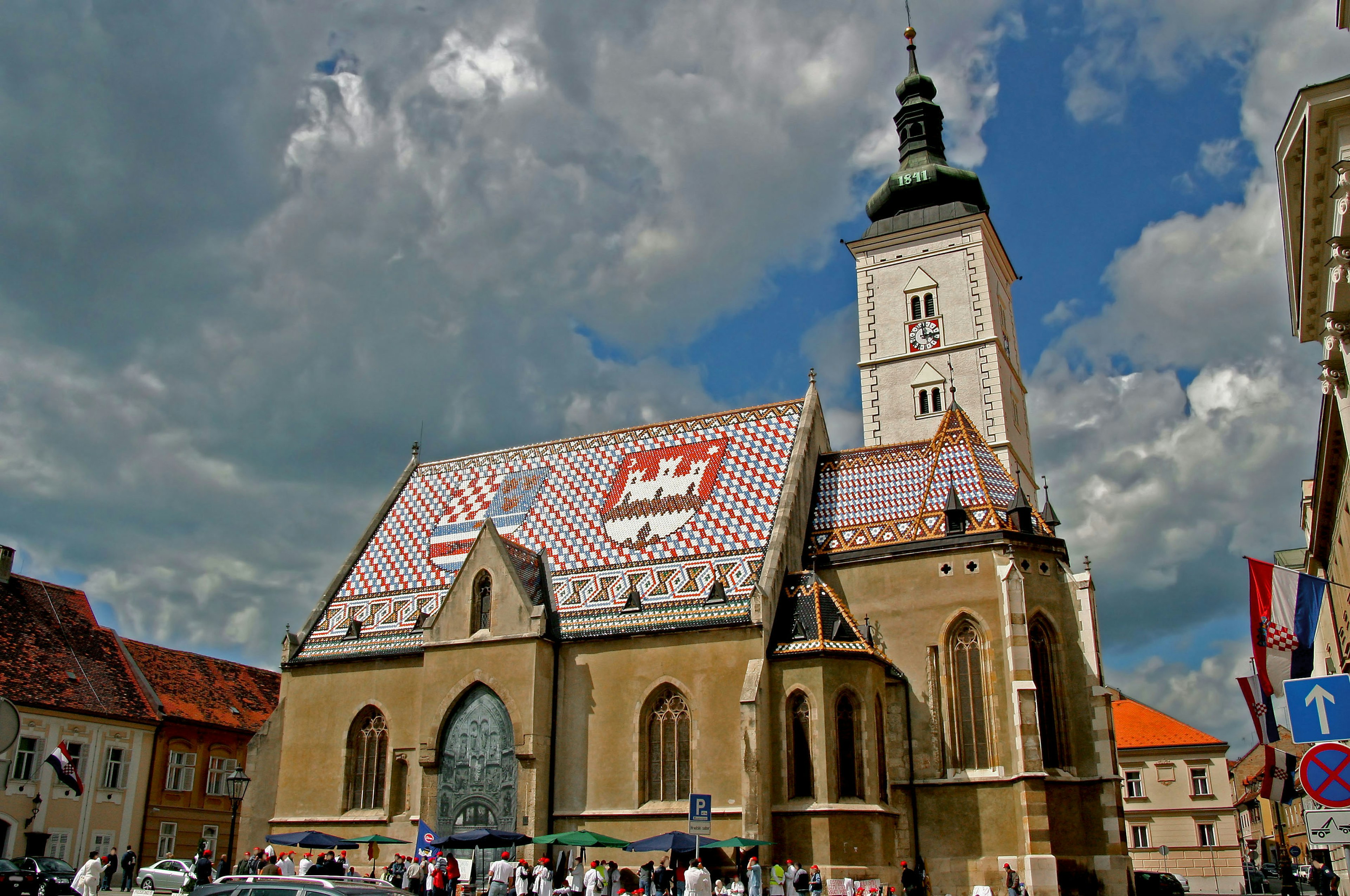 Esterno di una bella chiesa con un cielo nuvoloso impressionante