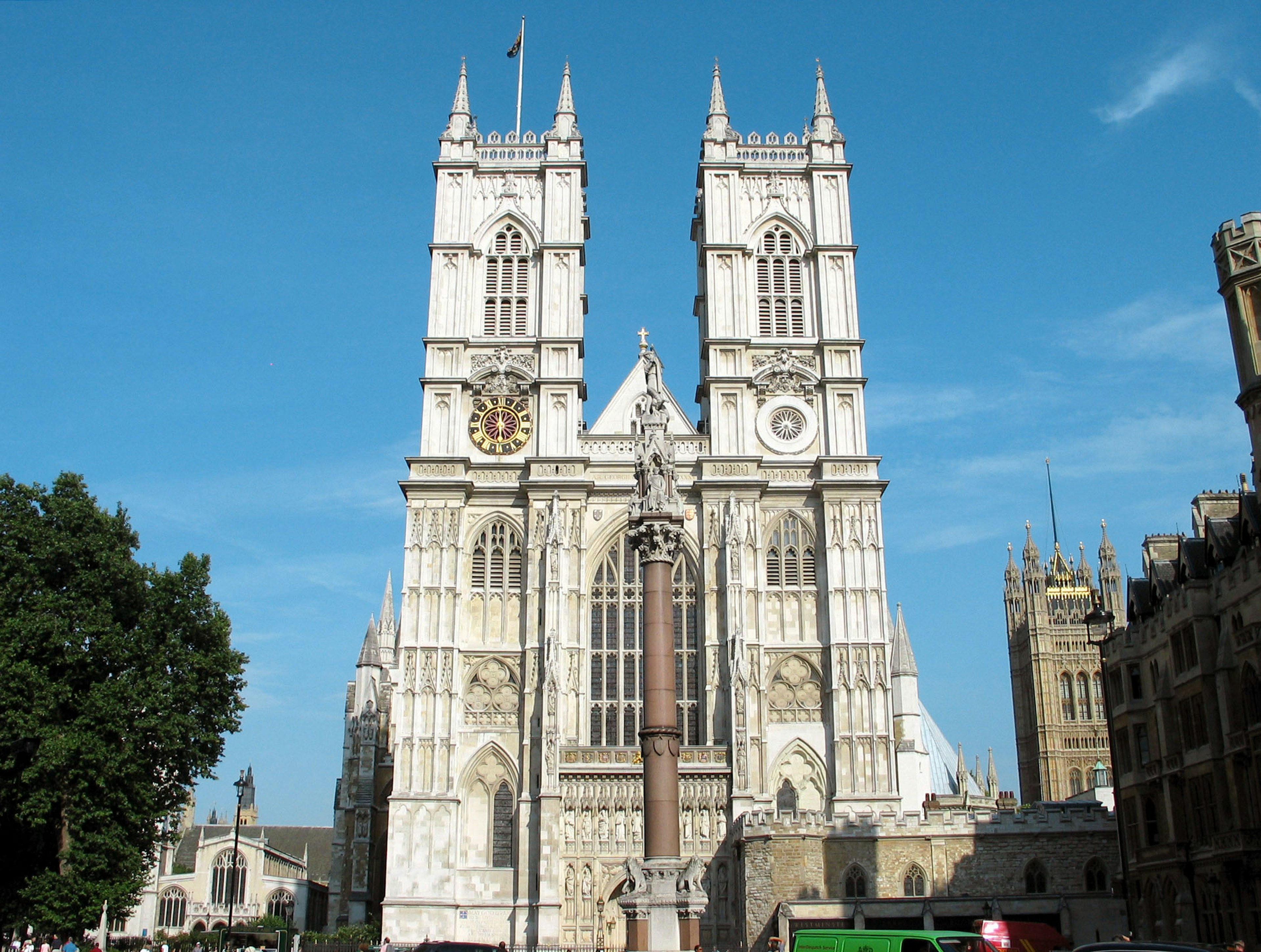 Fachada impresionante de la abadía de Westminster con cielo azul