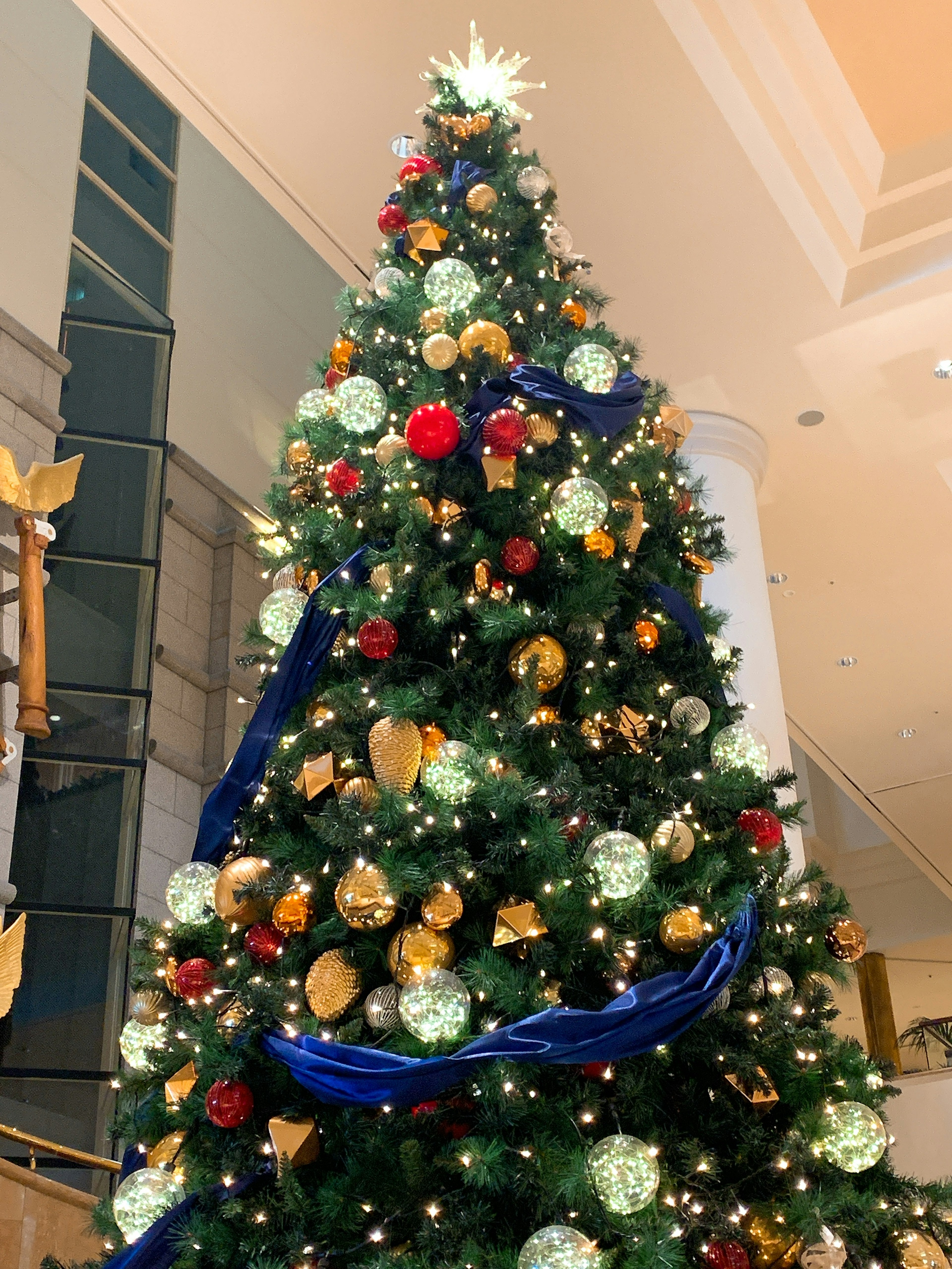 Un sapin de Noël magnifiquement décoré avec des ornements et des lumières à l'intérieur