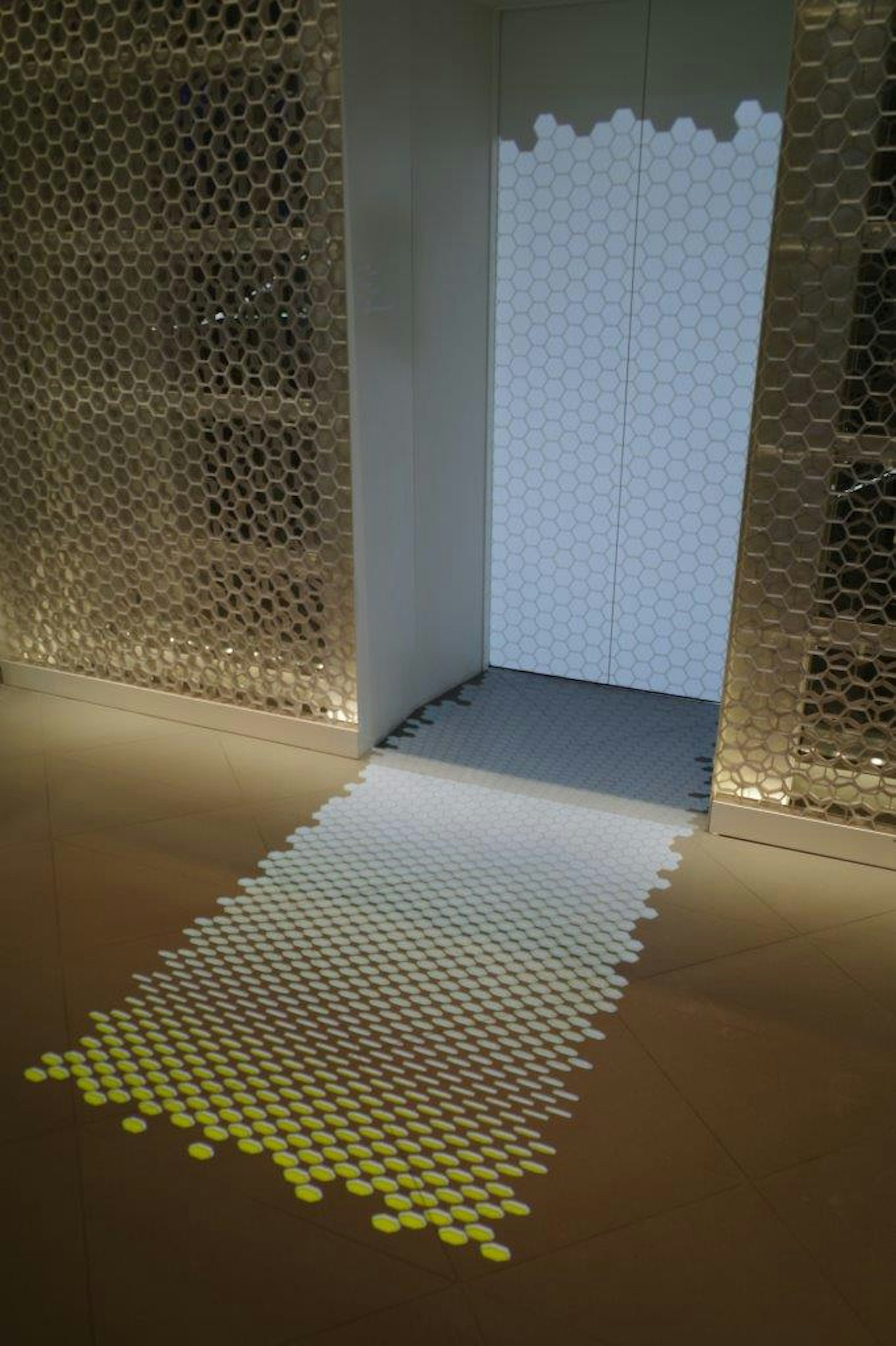 Mur blanc avec des effets de lumière et d'ombre et sol à motifs colorés