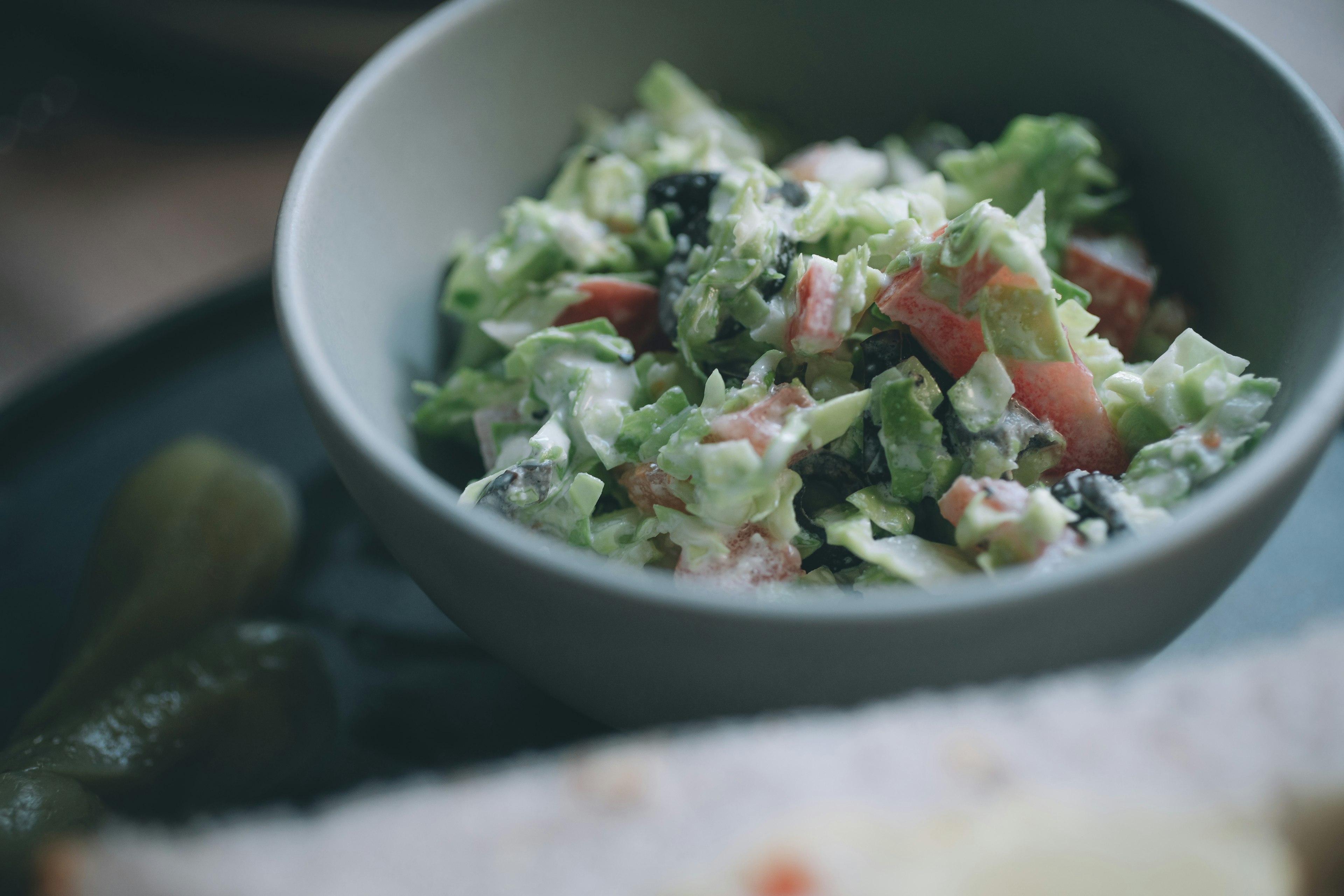 Insalata fresca con lattuga e pomodori in una ciotola grigia