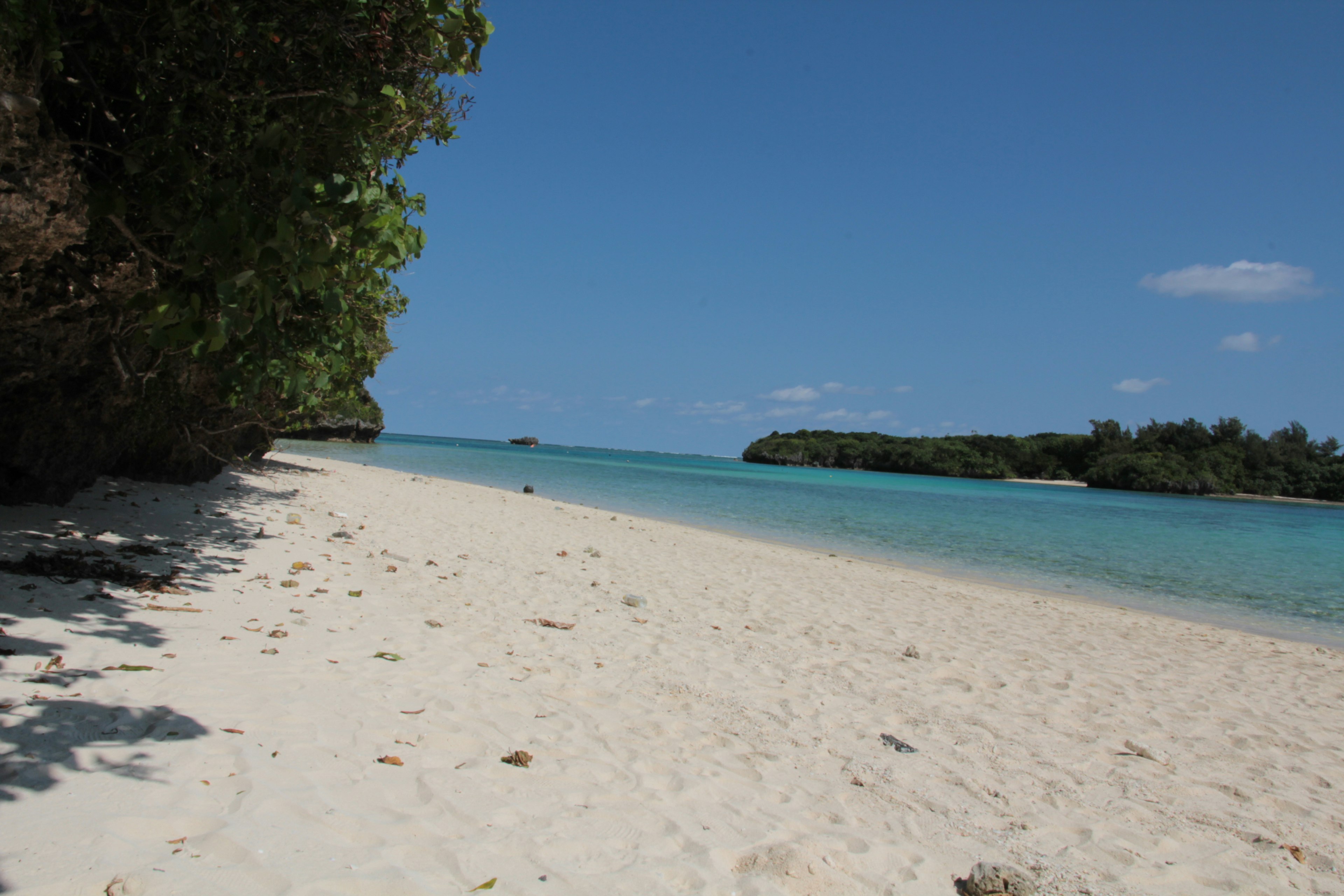 Belle plage de sable blanc avec eau turquoise