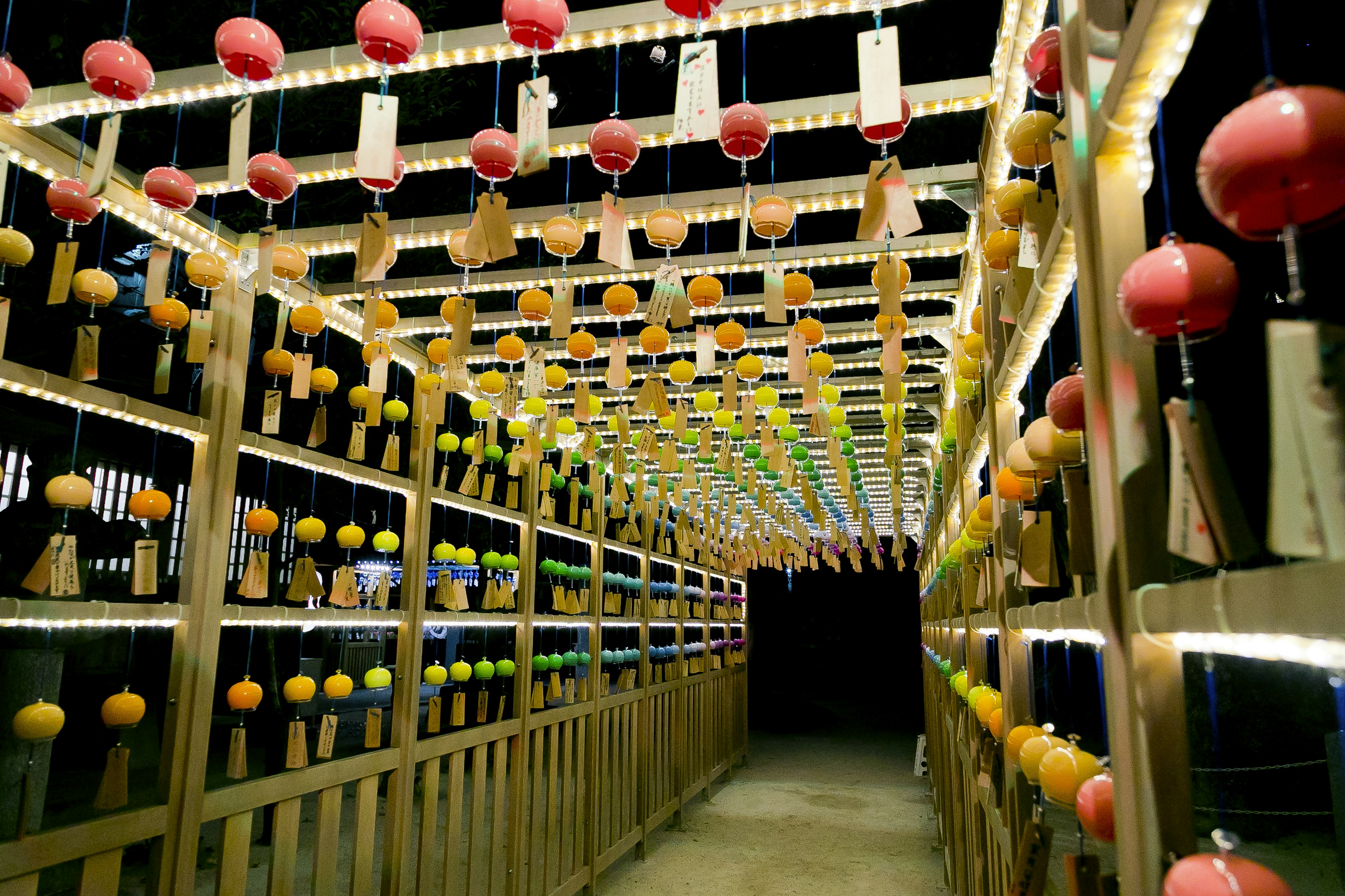 Campanas de viento coloridas colgando en un corredor tradicional de campanas de viento japonesas