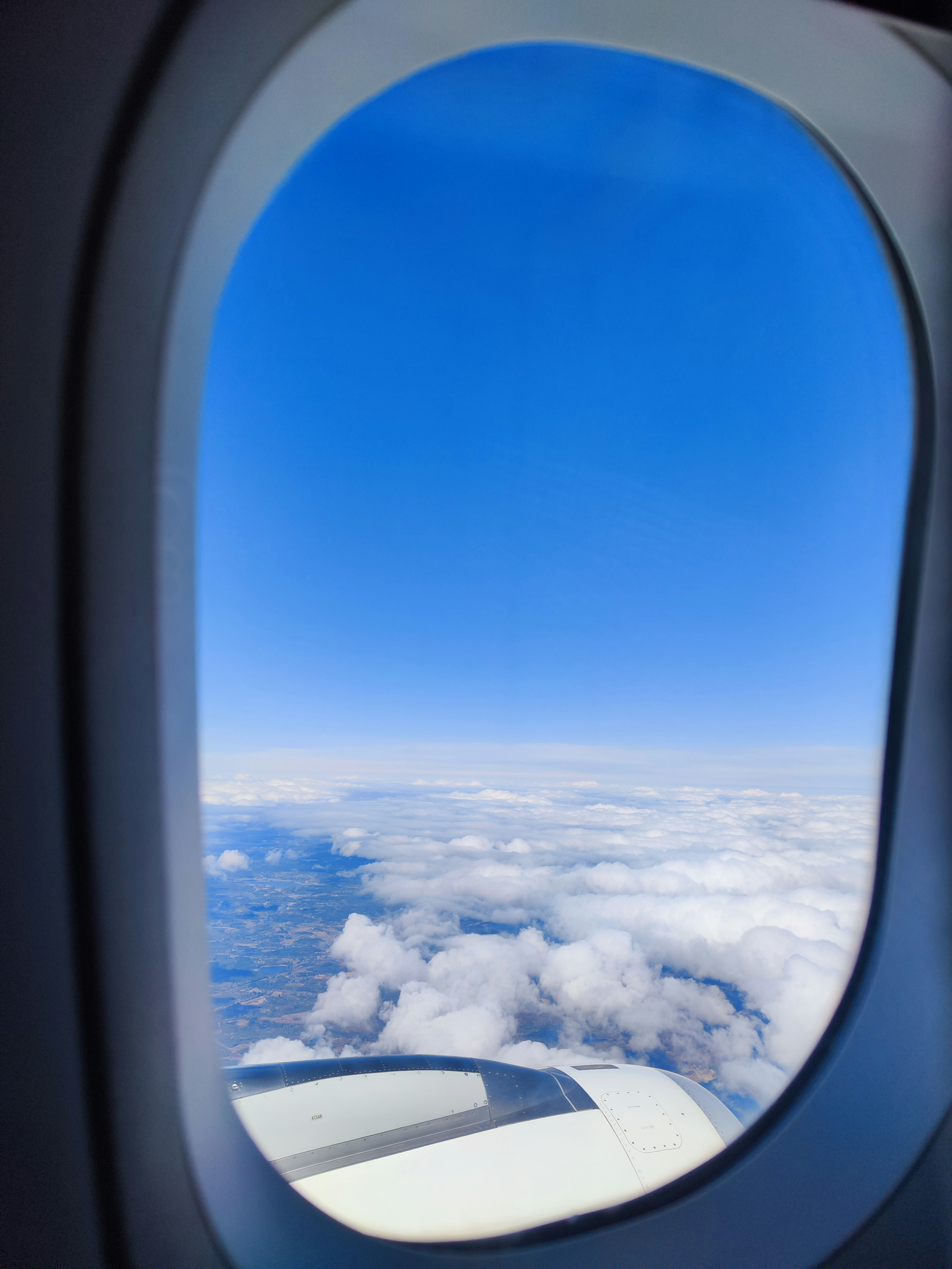 Vista del cielo blu e delle nuvole dalla finestra dell'aereo