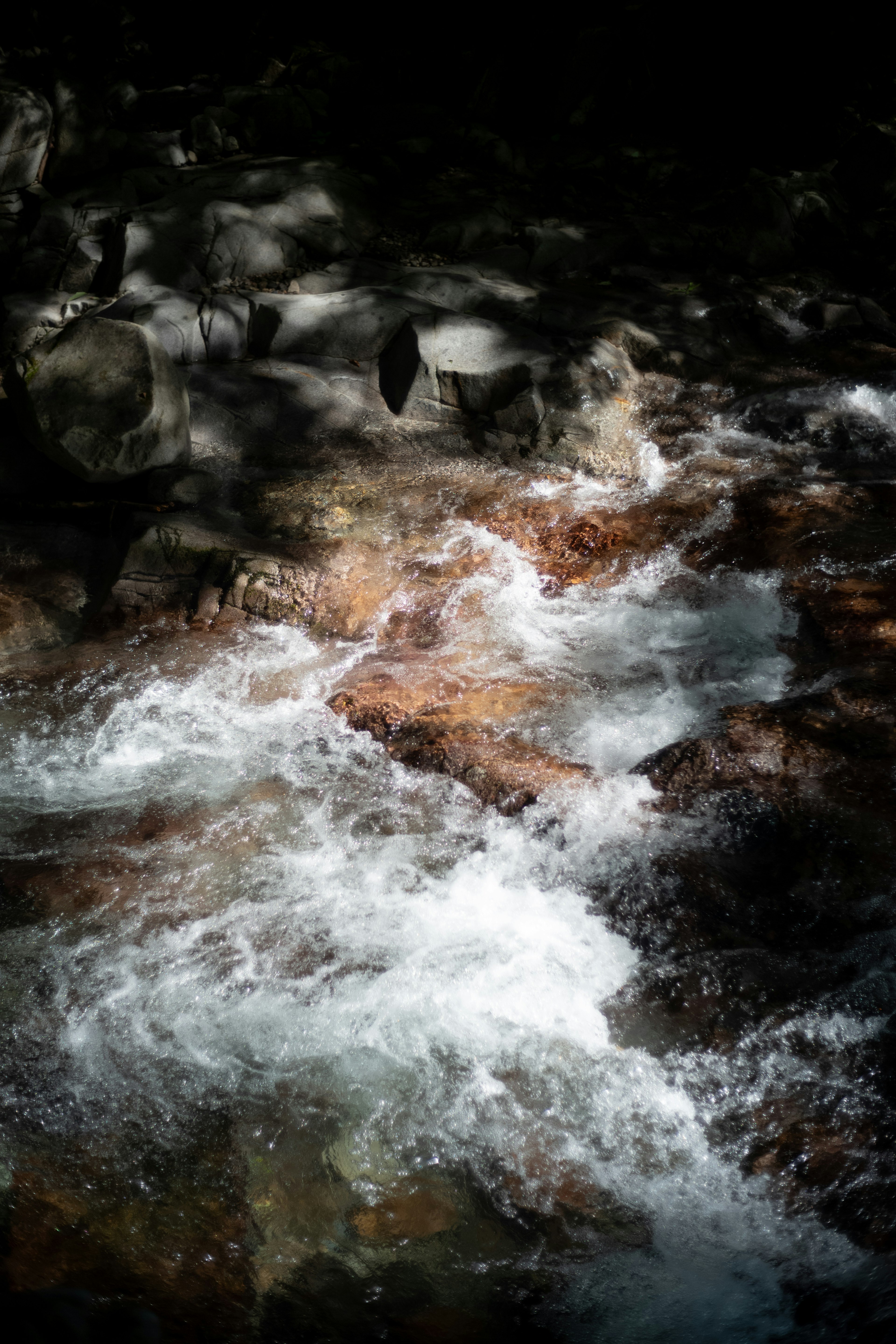 Acqua corrente e rocce in un paesaggio naturale