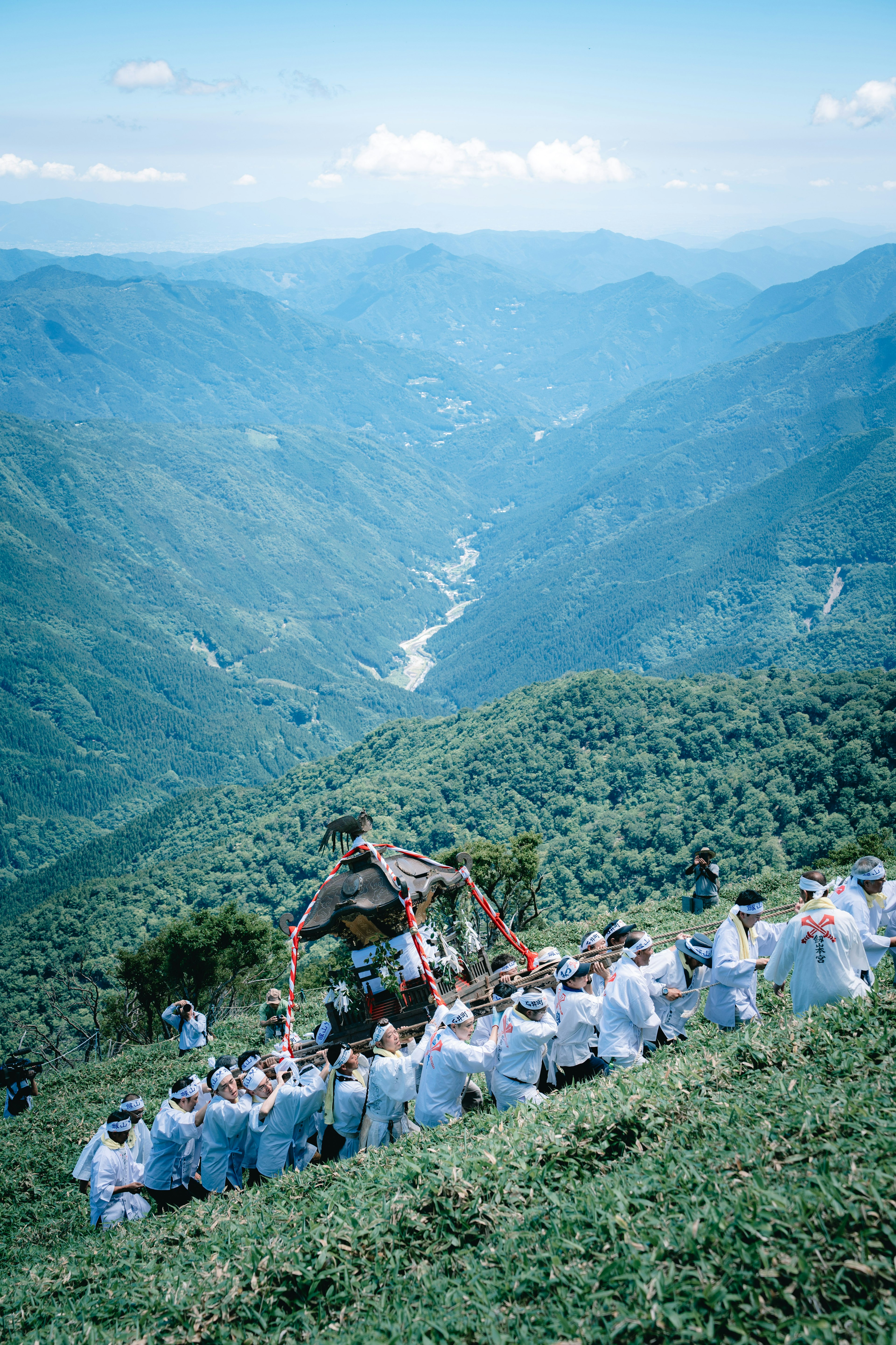 Gruppo di persone che partecipano a un festival tradizionale sulla cima di una montagna