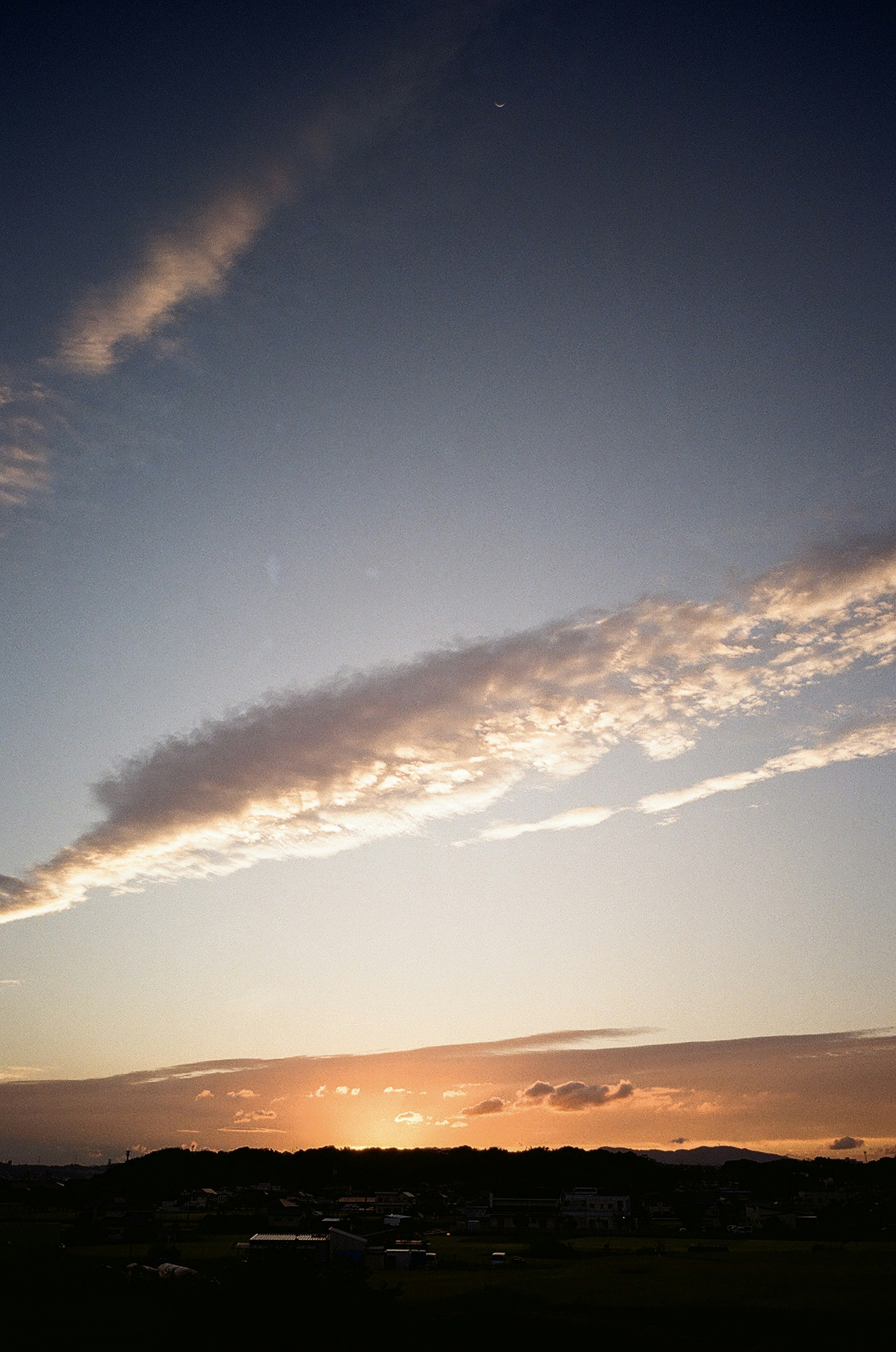 Sonnenuntergangshimmel mit silhouettierten Wolken