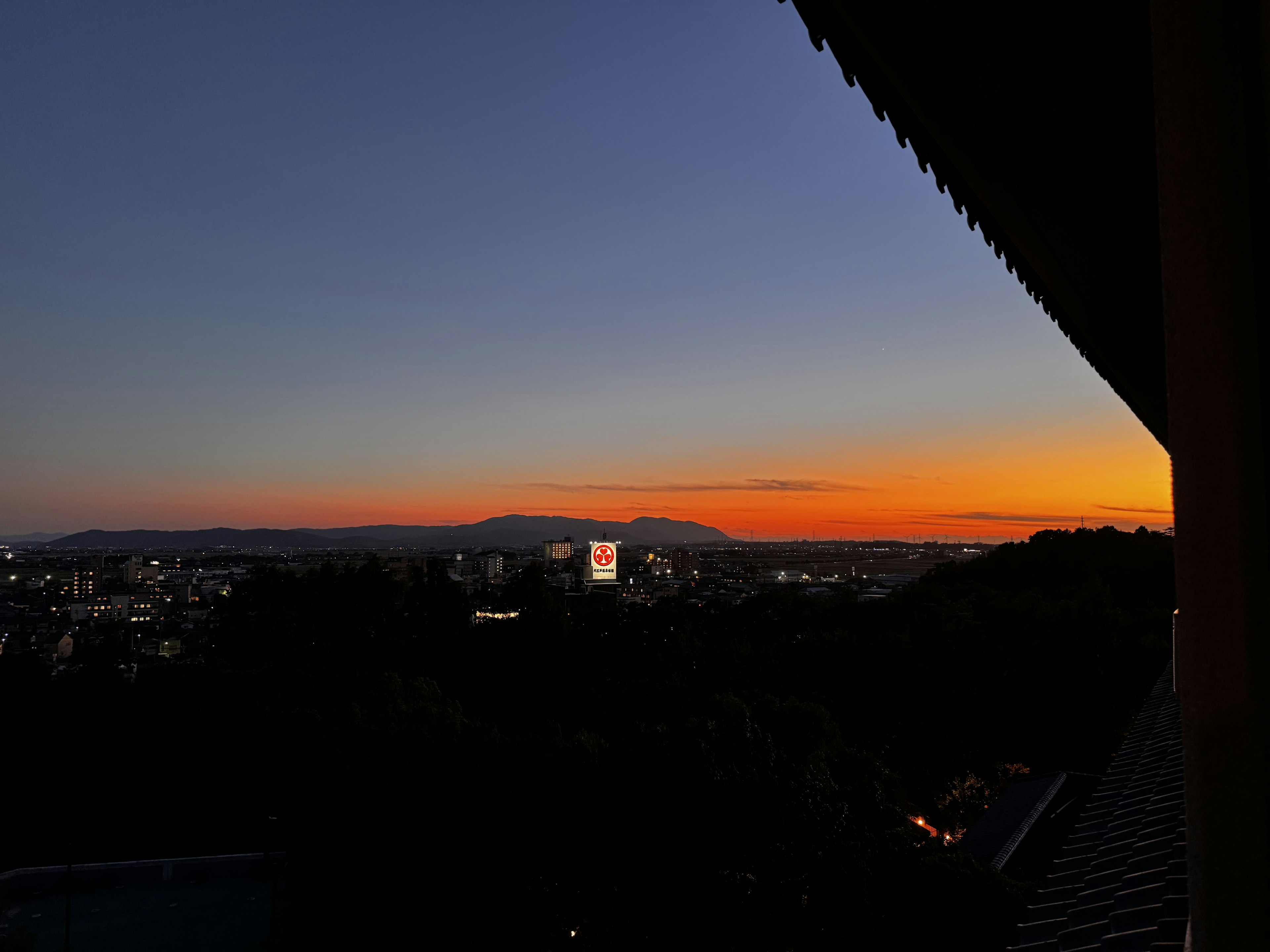 Bild, das eine schöne Stadtlandschaft bei Sonnenuntergang zeigt