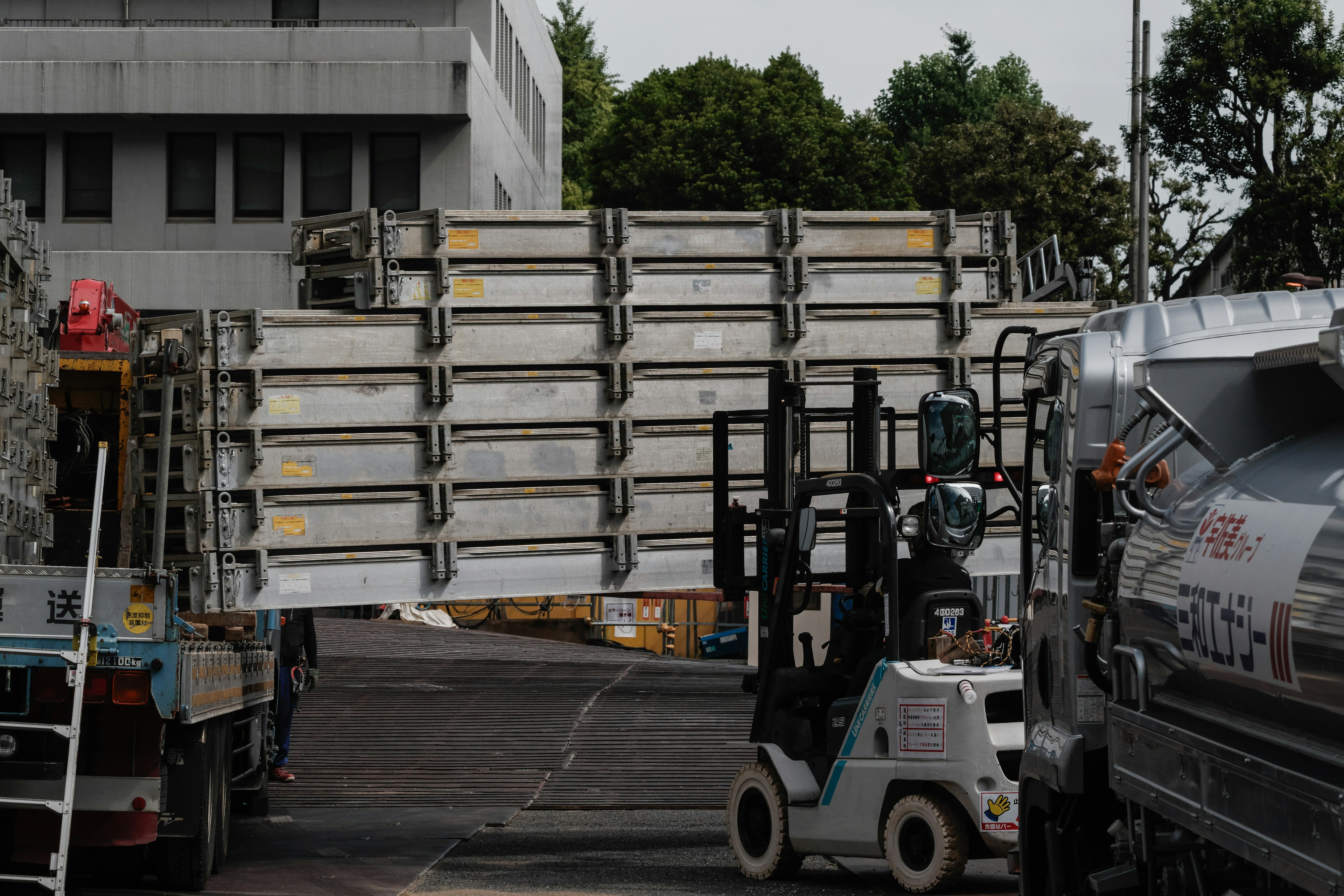 Baustelle mit einem Gabelstapler, der Materialien transportiert