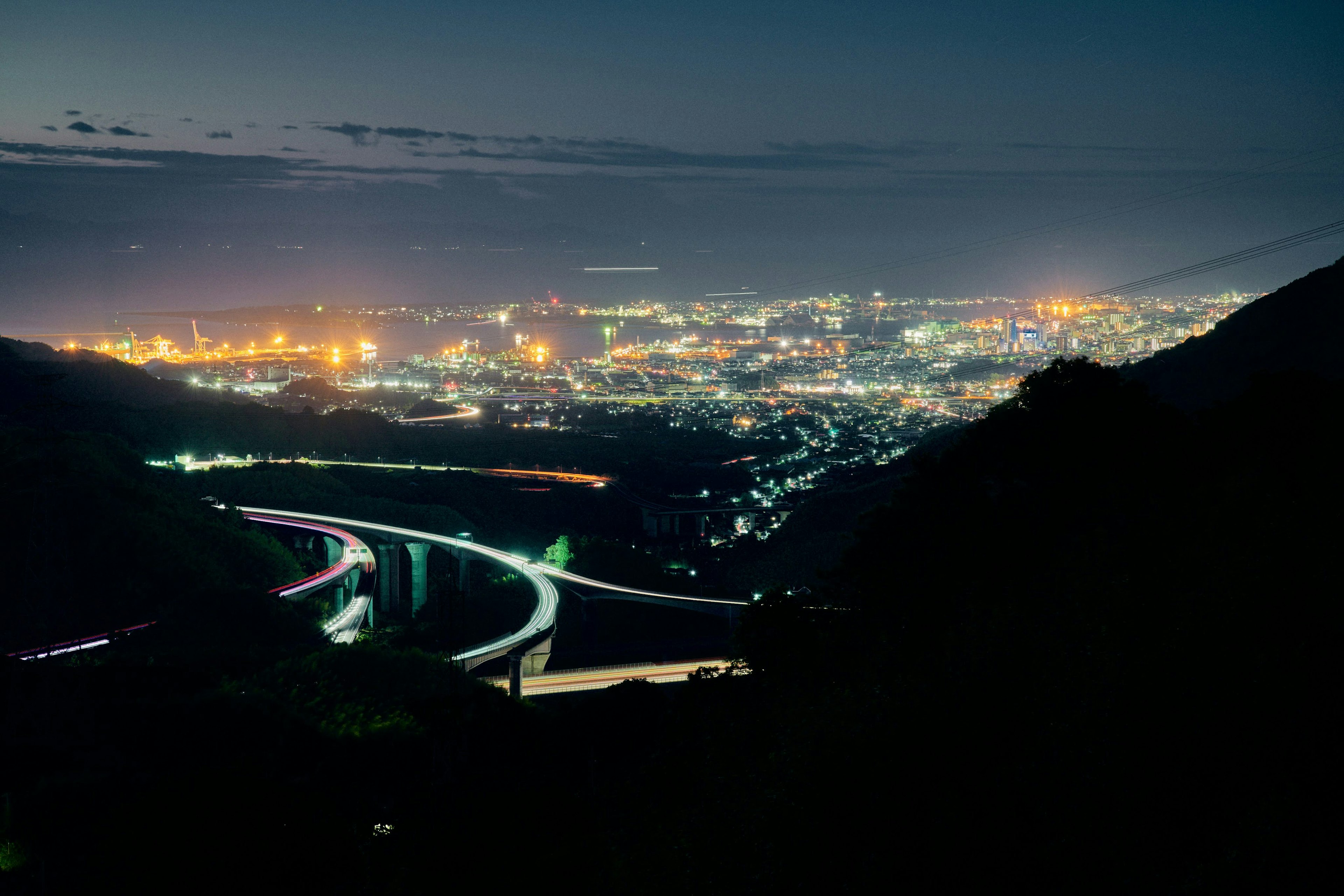 Vue panoramique d'une ville la nuit avec des routes sinueuses