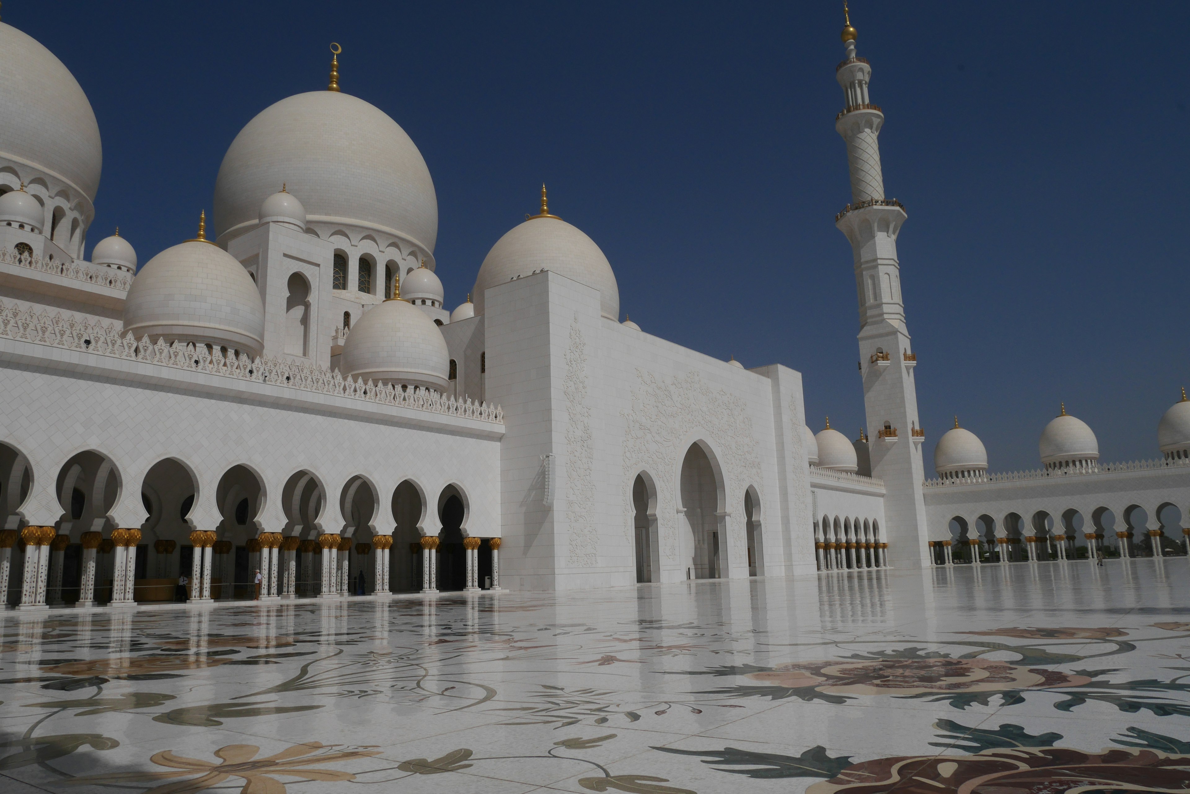 Grand view of Sheikh Zayed Mosque with white domes and minaret