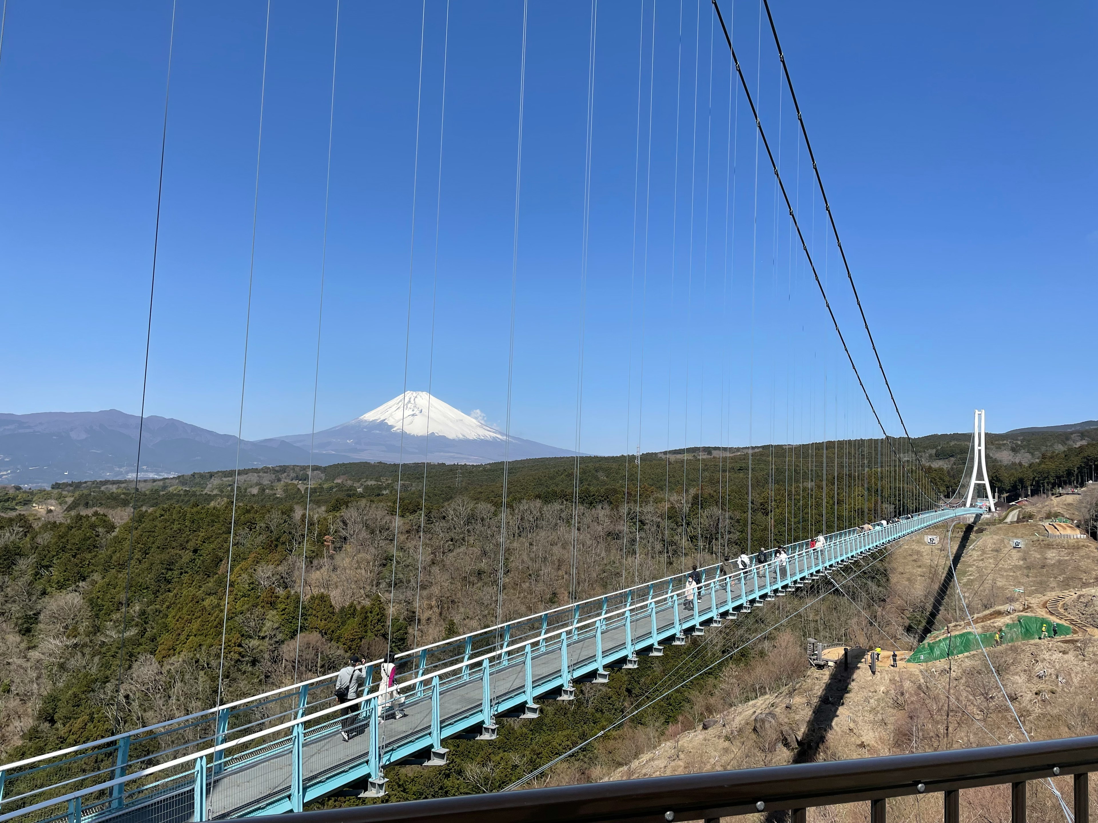 青い吊り橋と富士山の風景