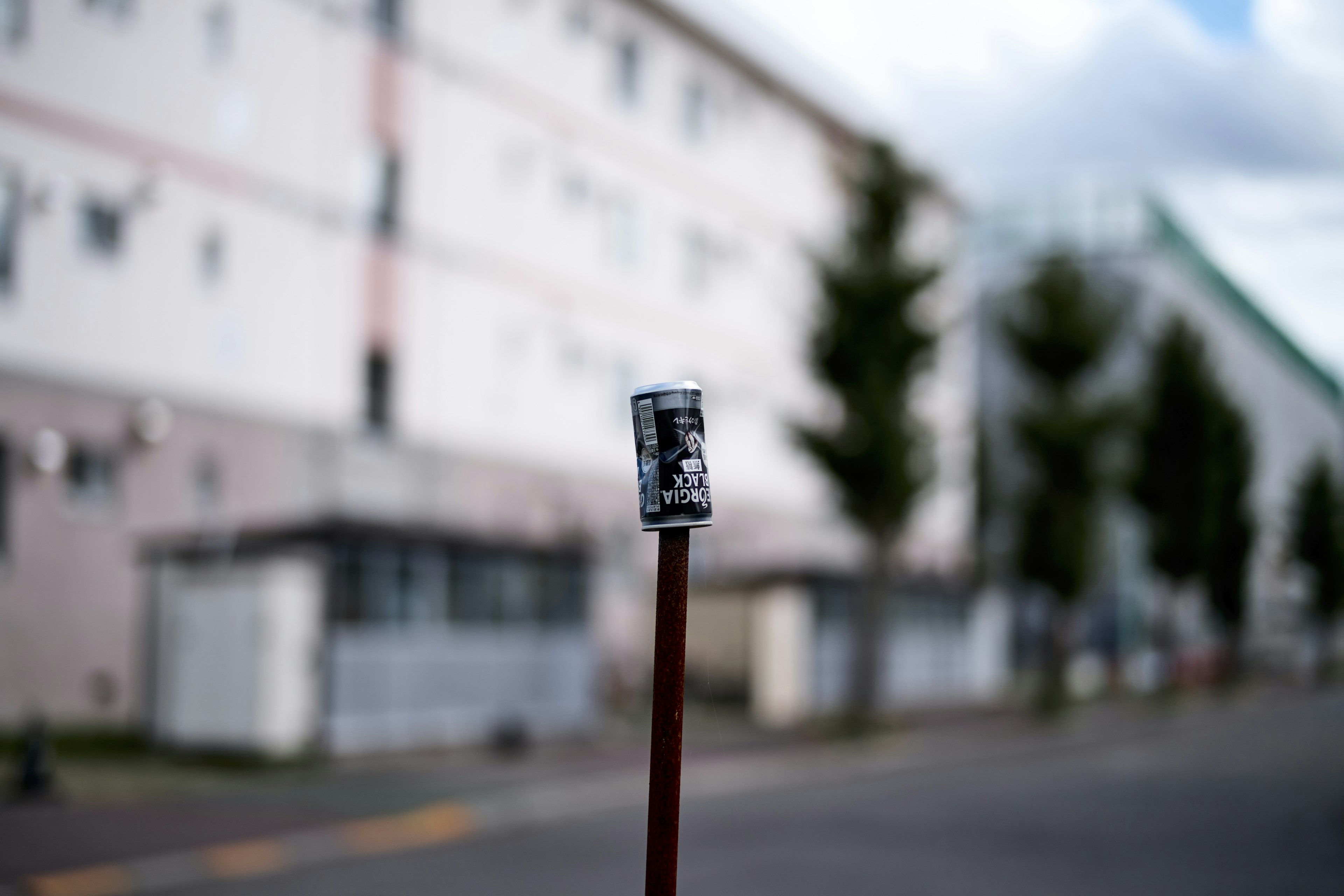 Primer plano de un viejo medidor en un poste con edificios de fondo