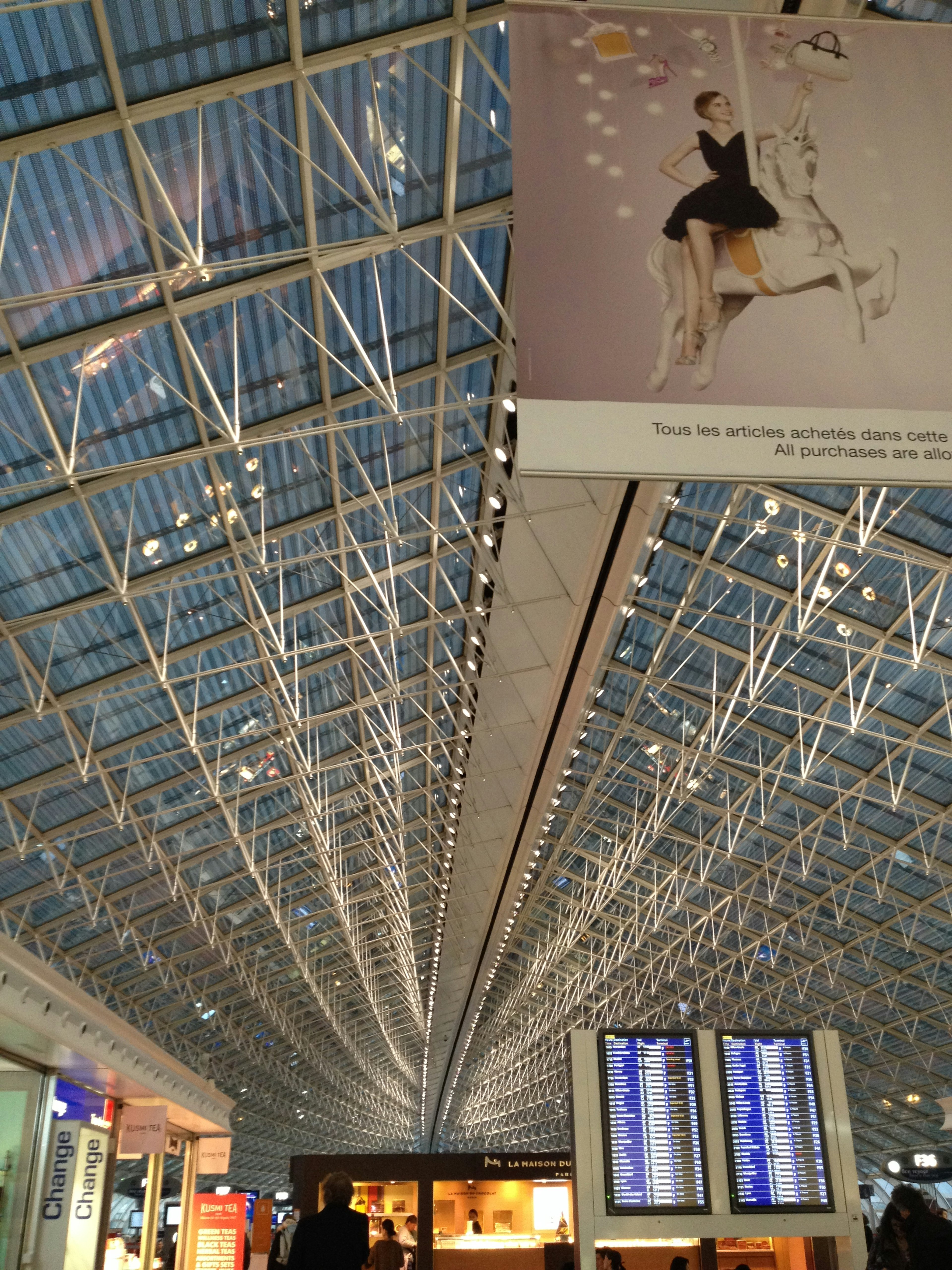 Vue intérieure d'un aéroport moderne montrant son design de plafond haut