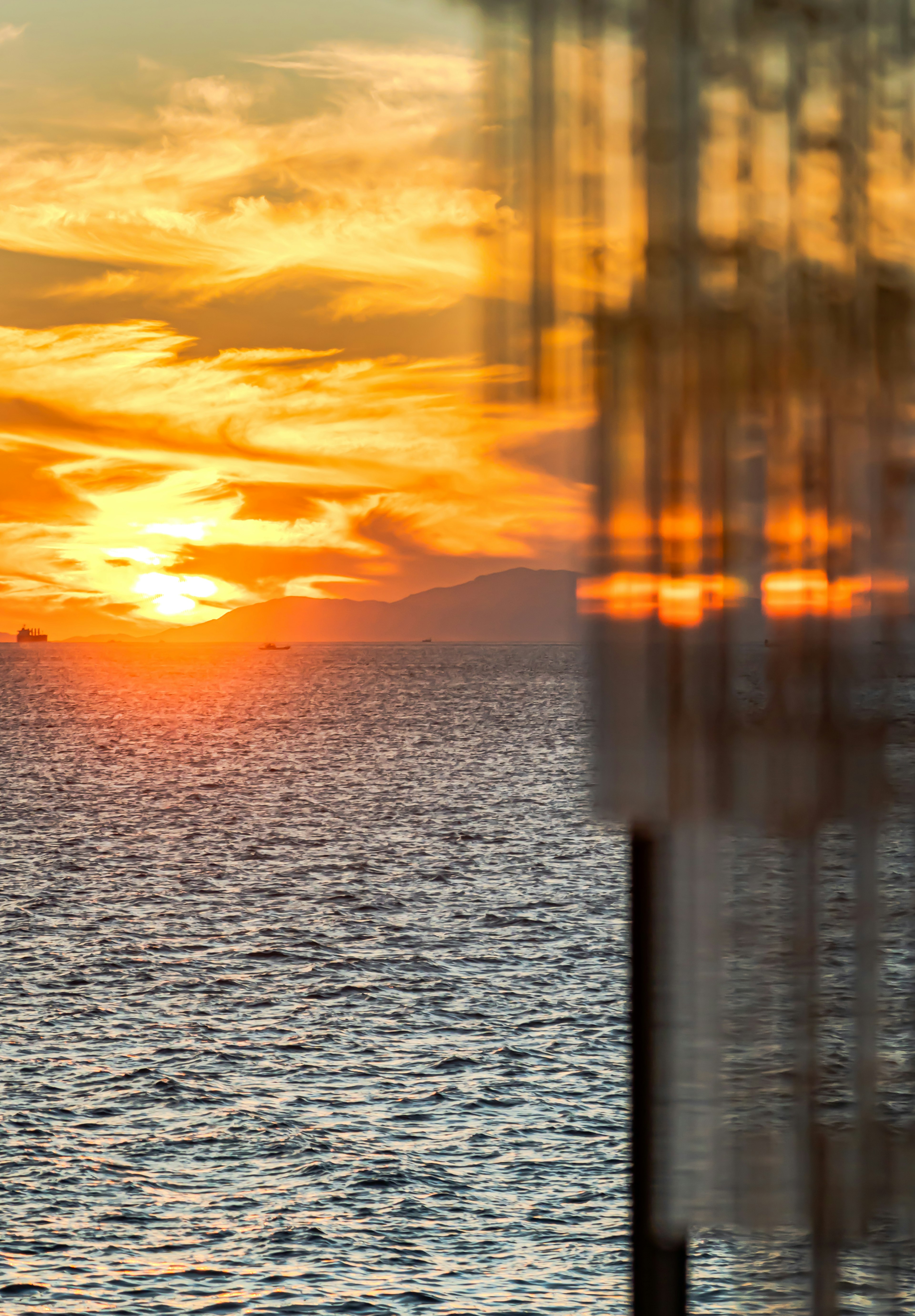 夕日が海に沈む美しい風景とぼやけた装飾