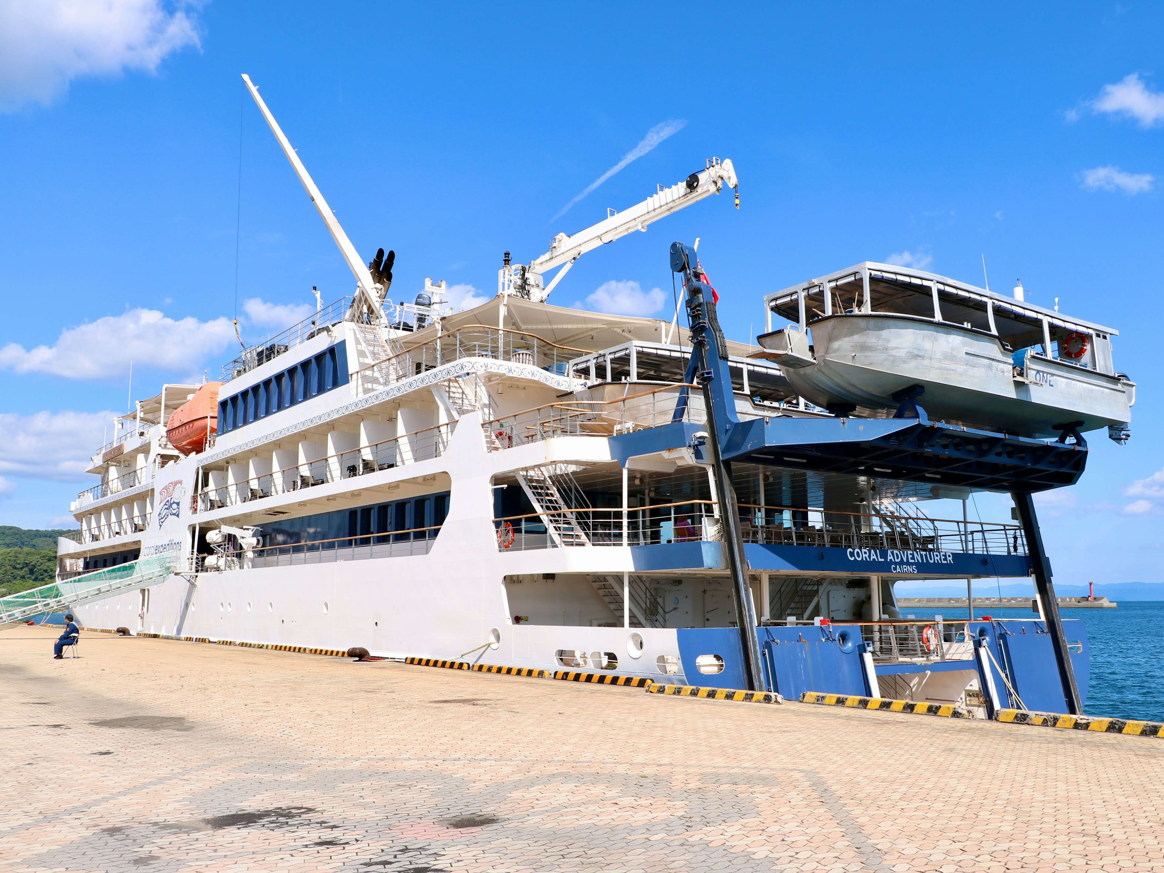 Grande nave ormeggiata nel porto con gru visibili