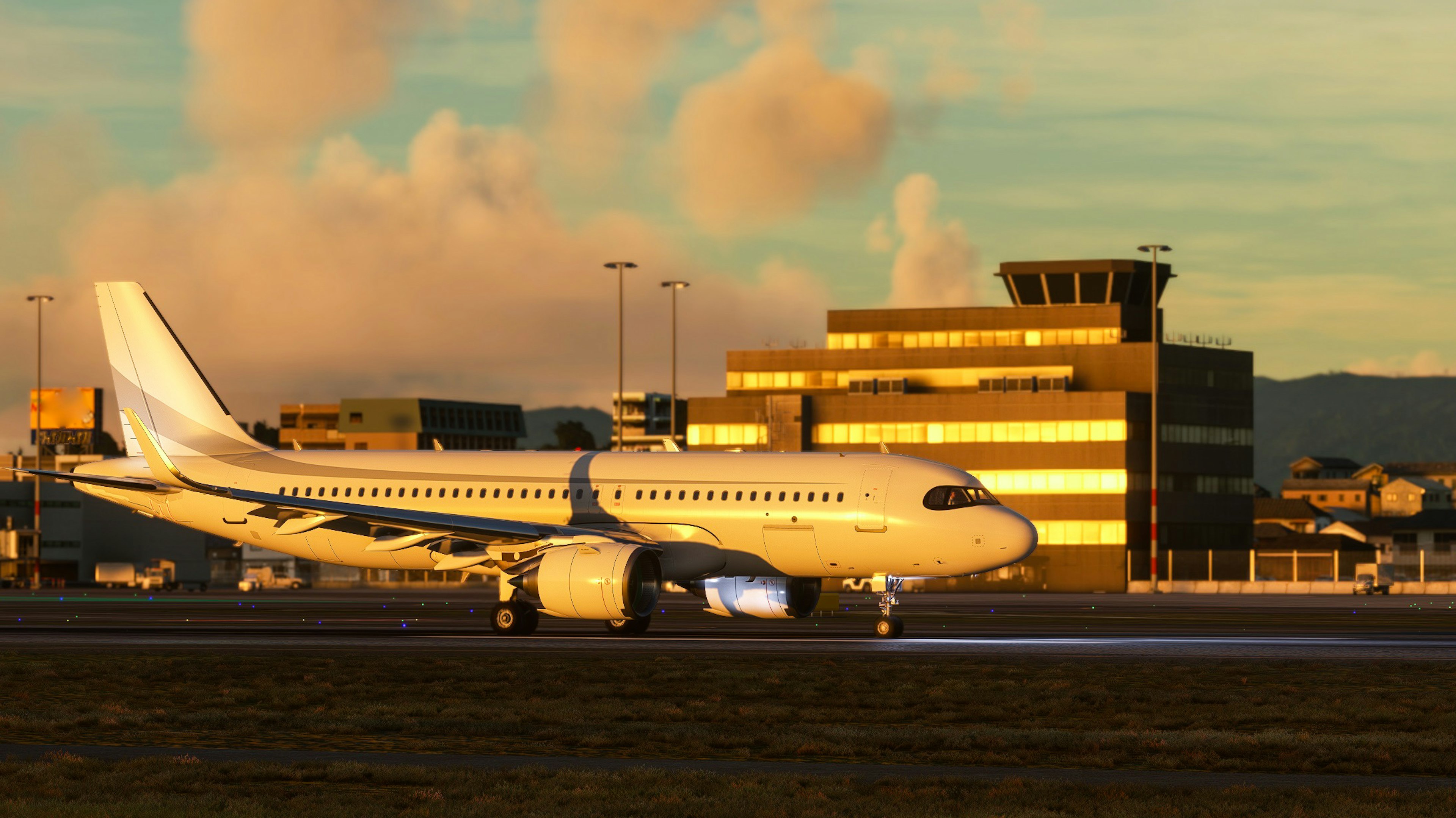 Un aereo passeggeri bianco sulla pista al tramonto con un edificio aeroportuale sullo sfondo