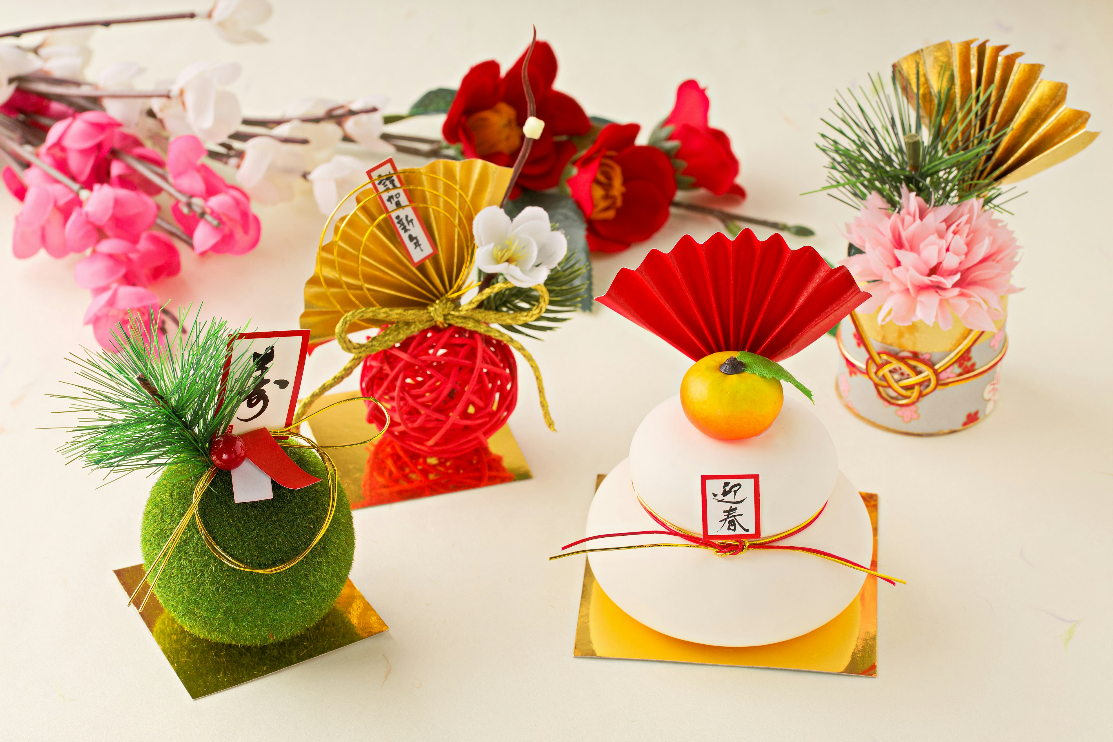 Décorations japonaises traditionnelles colorées disposées sur une table