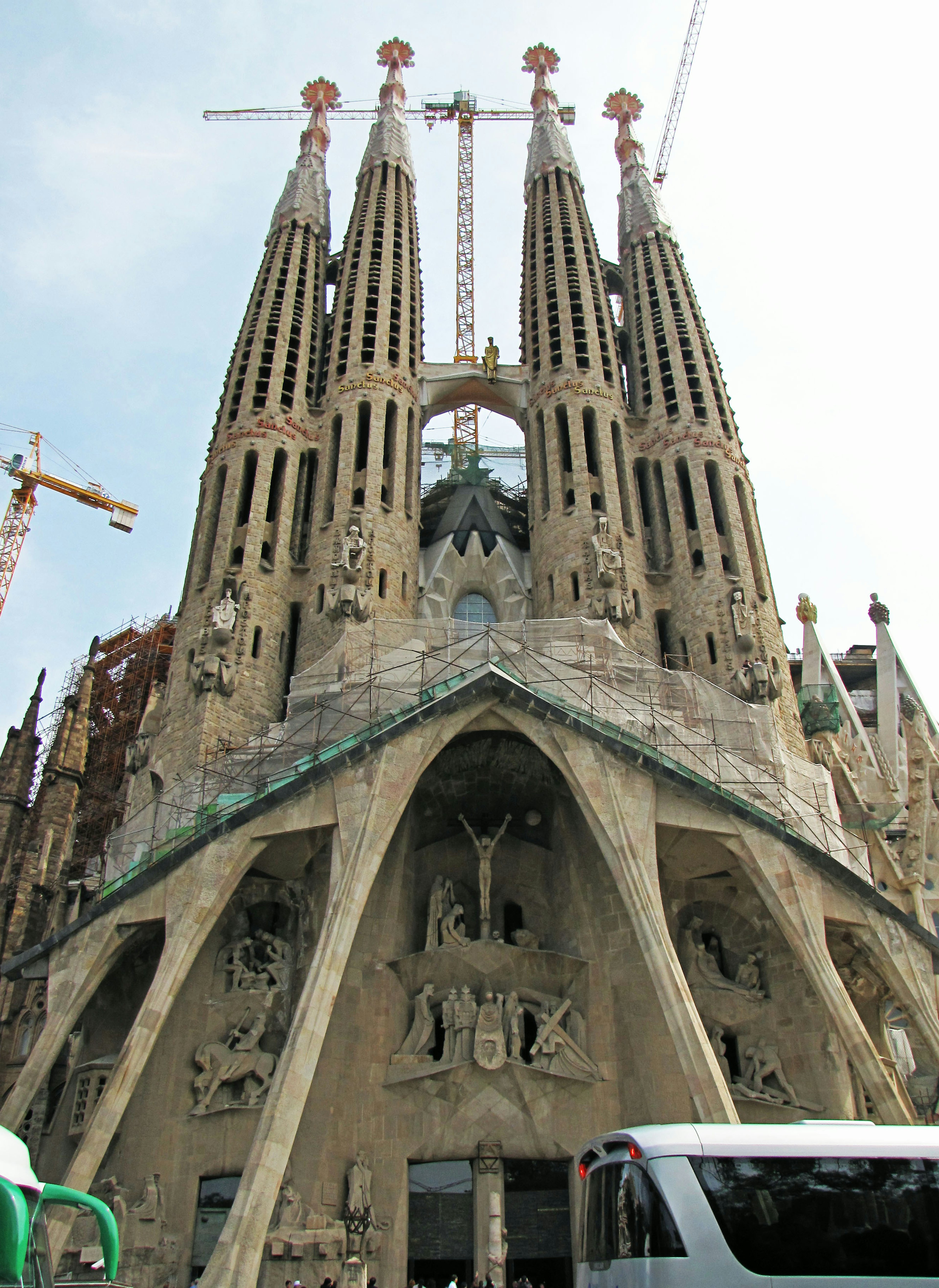 Eksterior Sagrada Familia dengan menara tinggi dan patung rumit dalam pembangunan