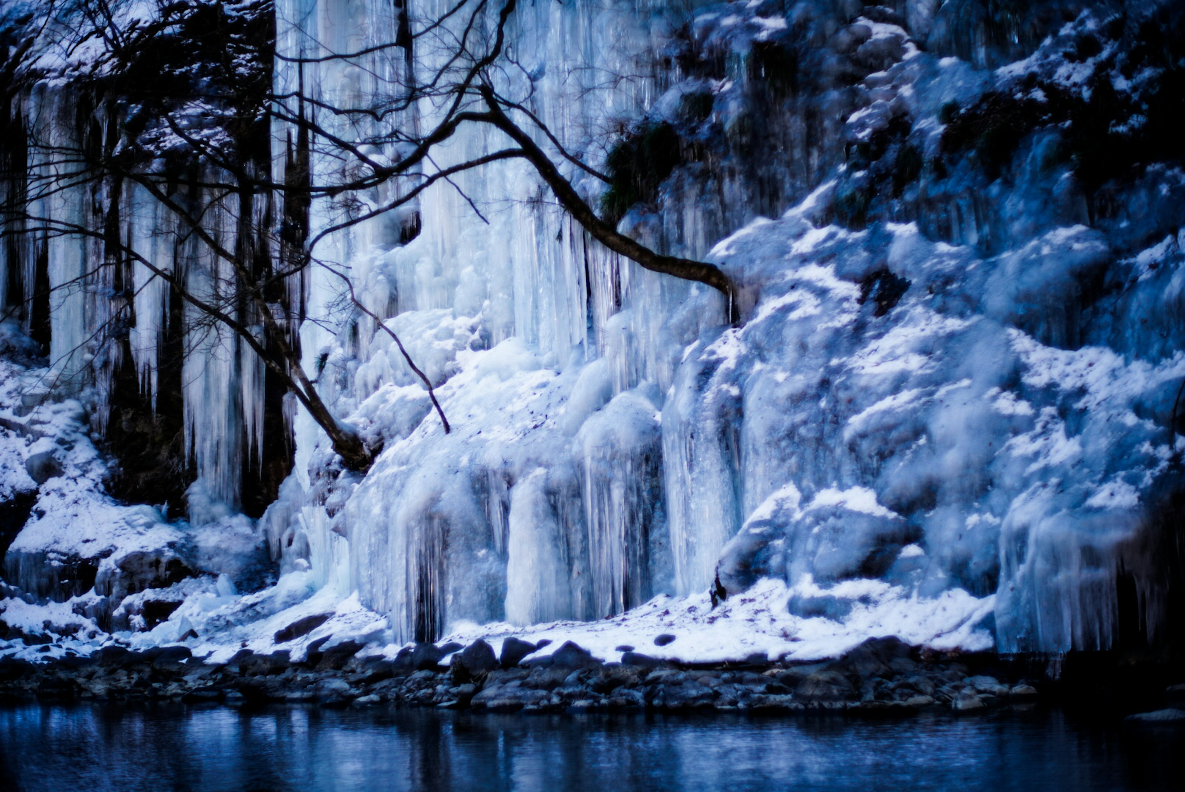 Paesaggio invernale con formazioni di ghiaccio e pareti di ghiaccio blu