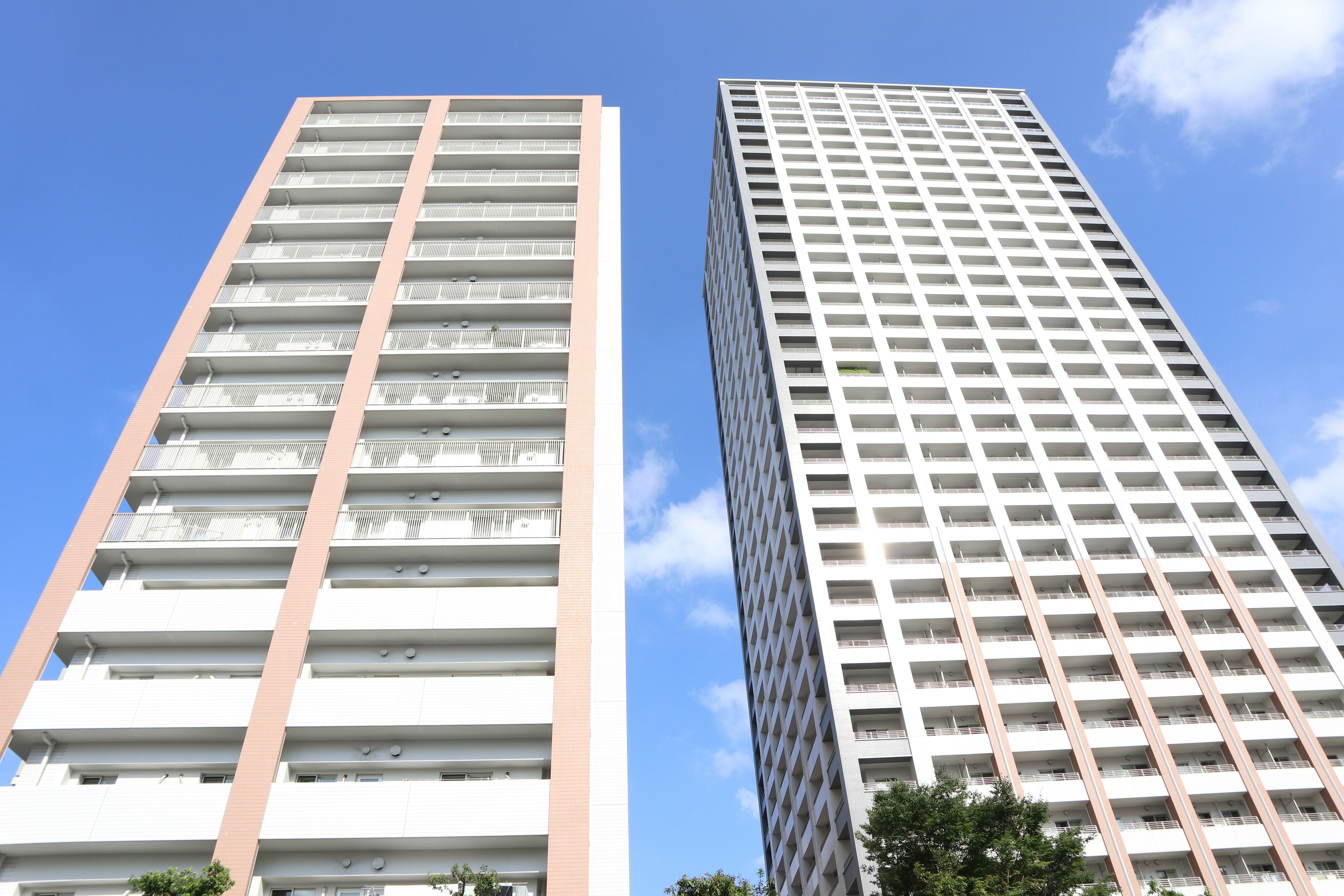 Dua gedung tinggi di bawah langit biru