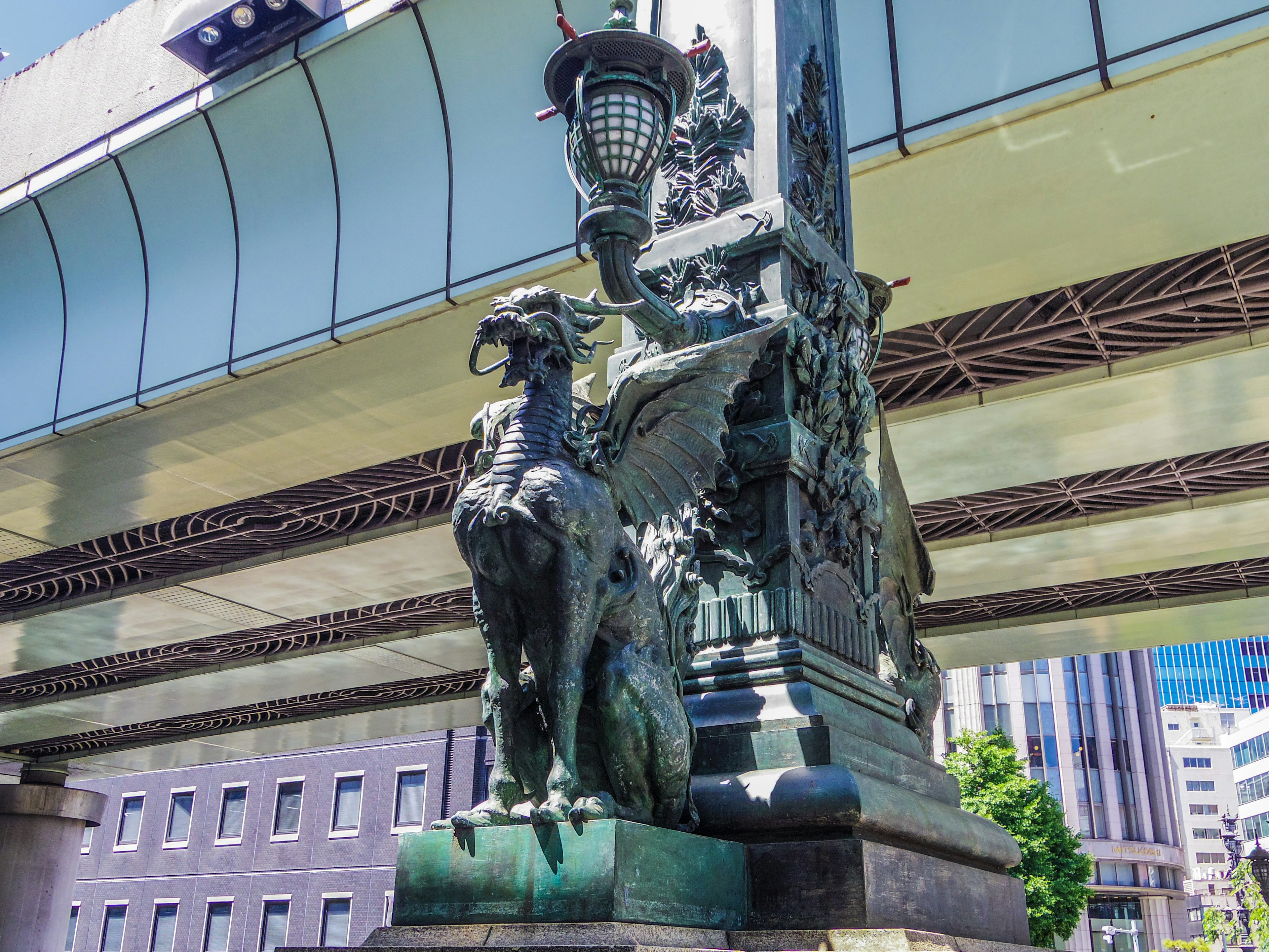 Scultura di leone alato con lanterna sotto un ponte