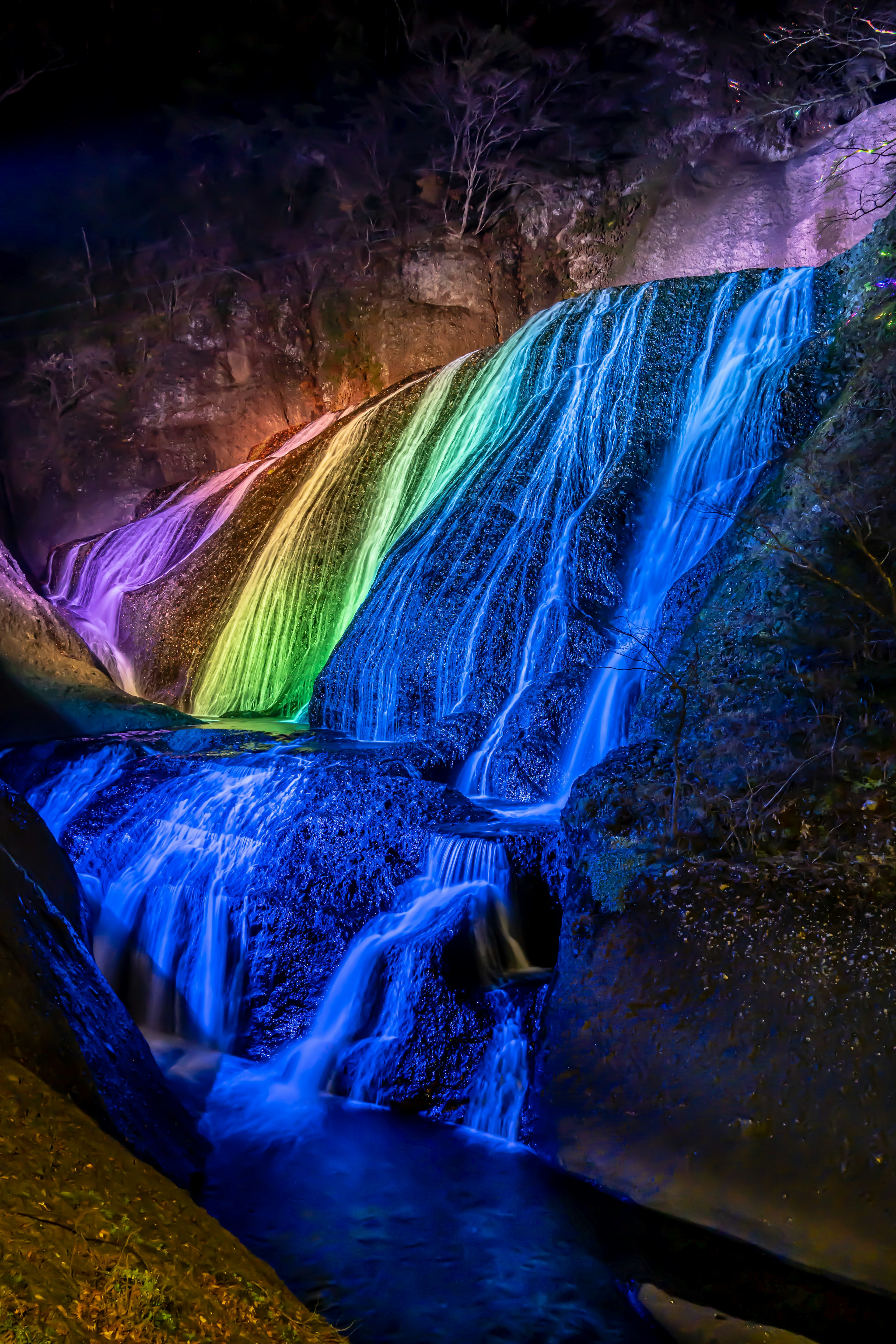 Hermosa vista de una cascada iluminada con luces de colores