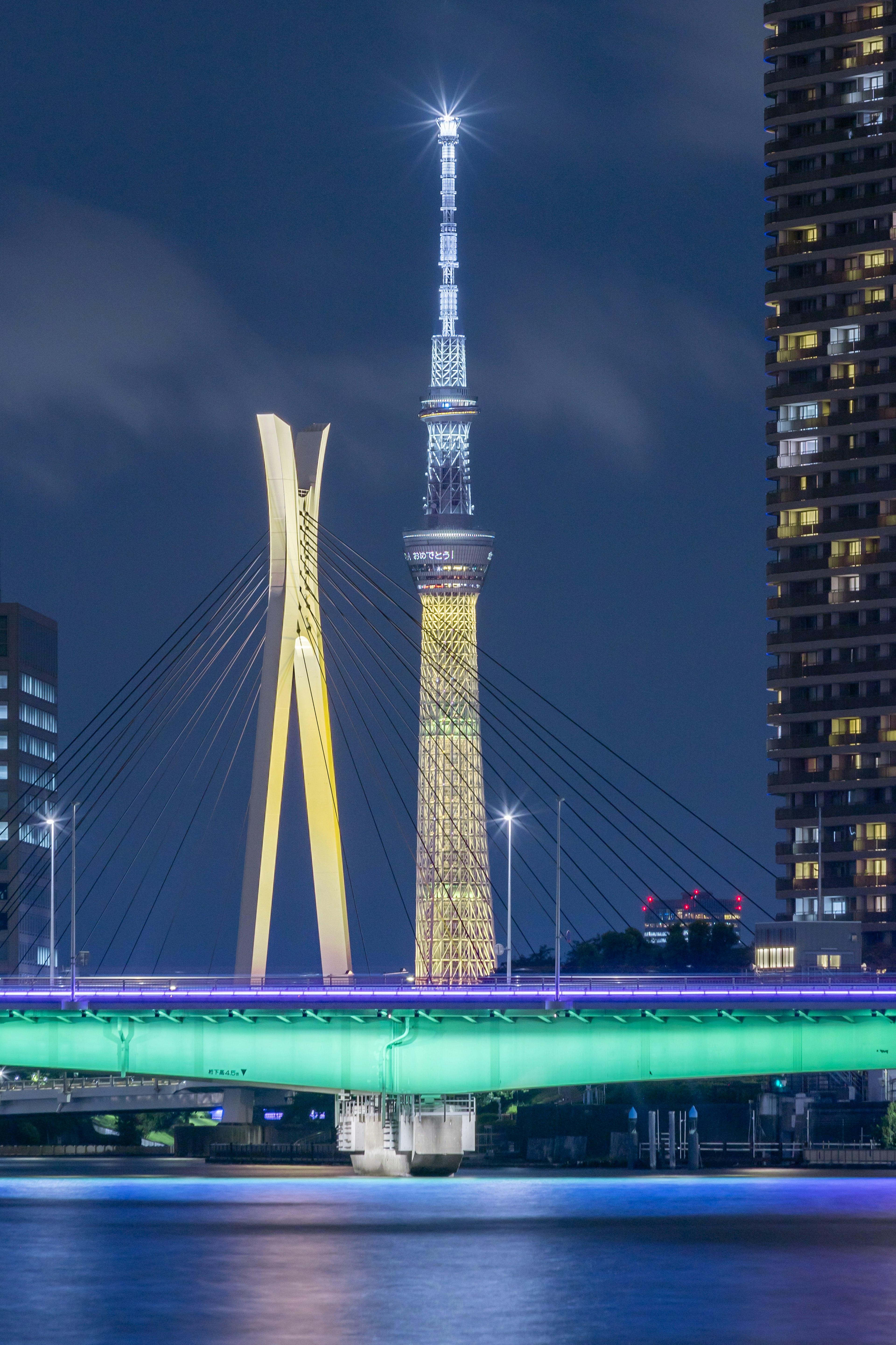 Tokyo Skytree สว่างในตอนกลางคืนพร้อมสะพานสีสัน