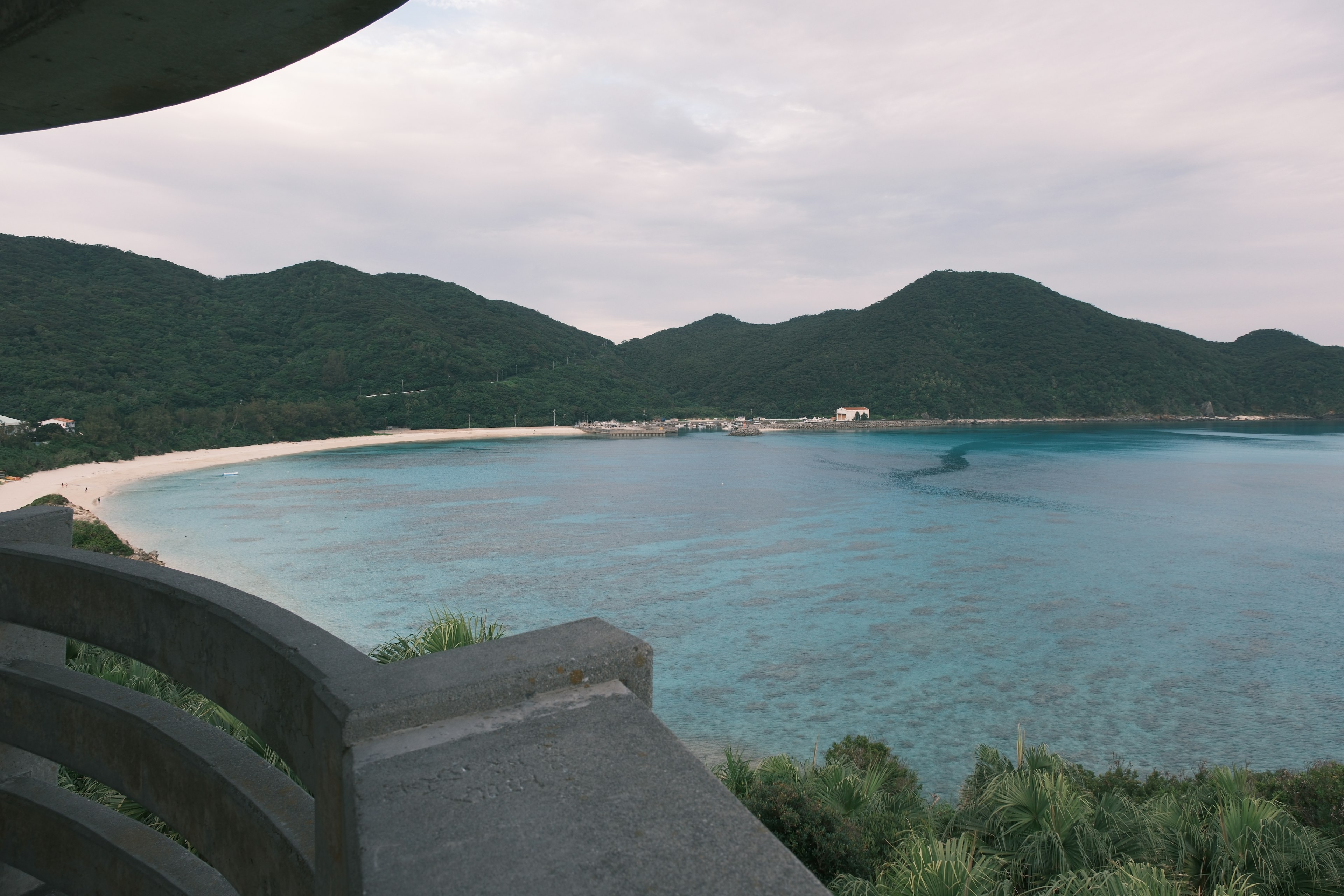 Vue pittoresque d'une plage et de la mer bleue entourée de montagnes