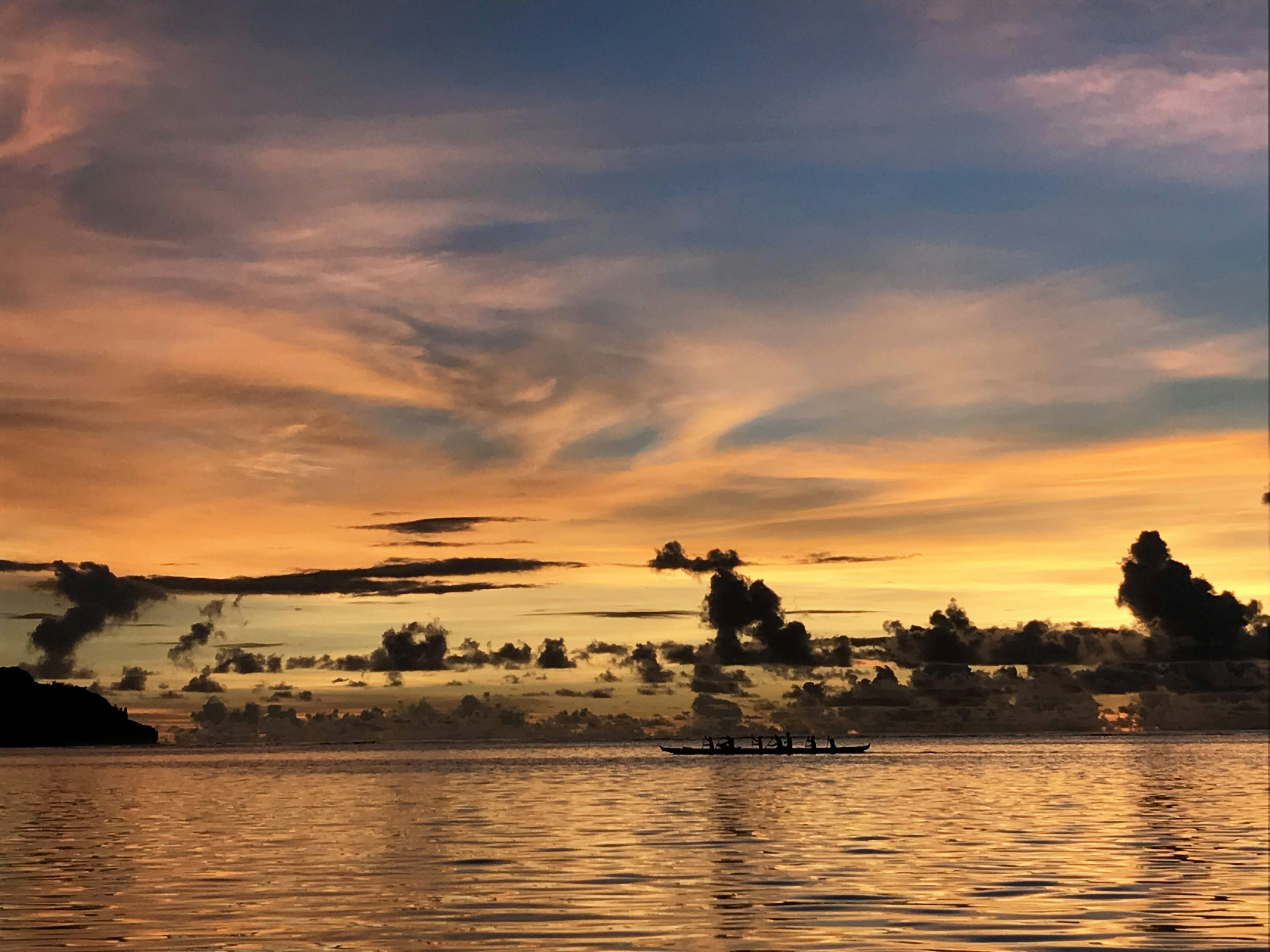 Magnifique coucher de soleil se reflétant sur la surface de l'eau de la mer