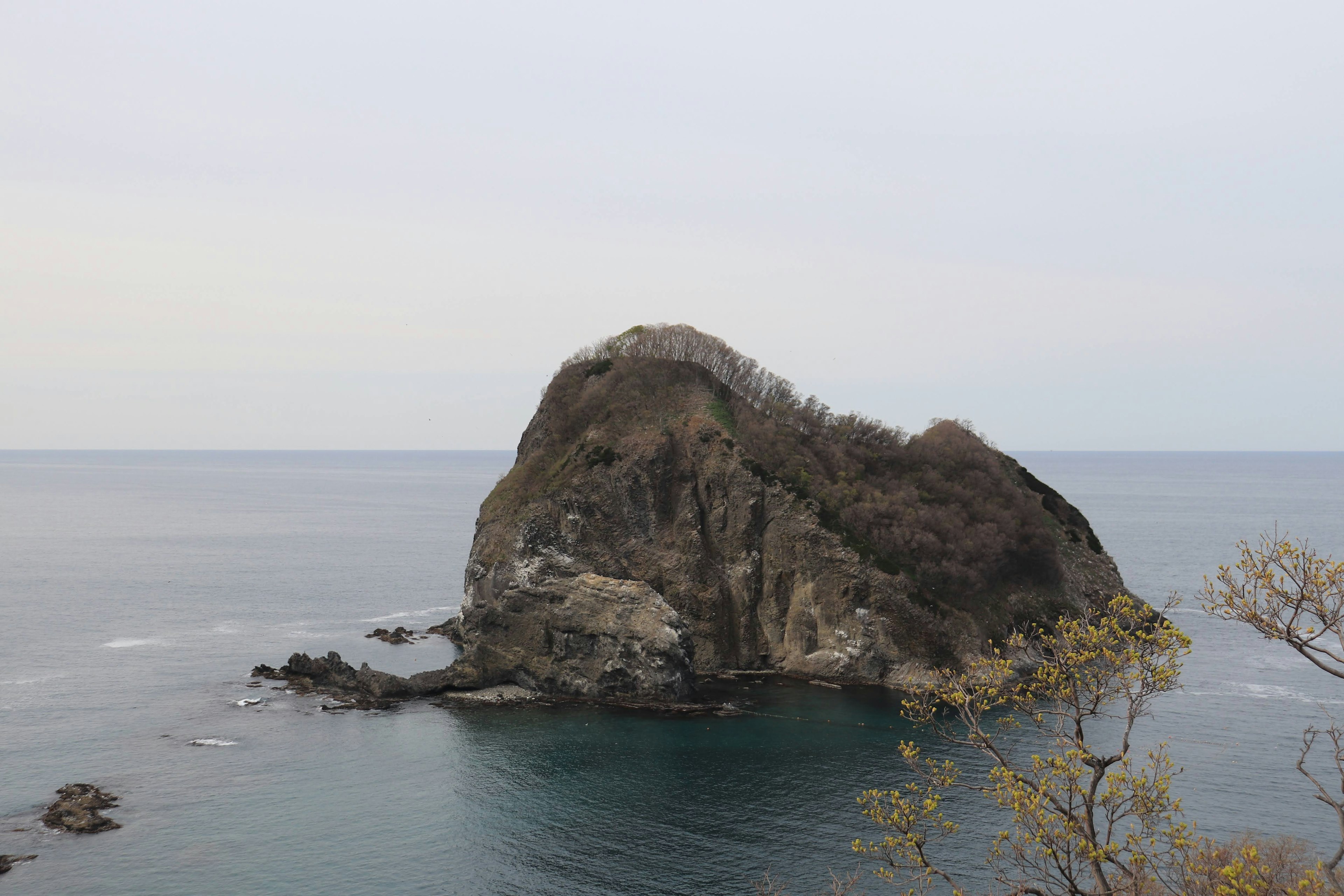 Vista escénica de una pequeña isla en el océano