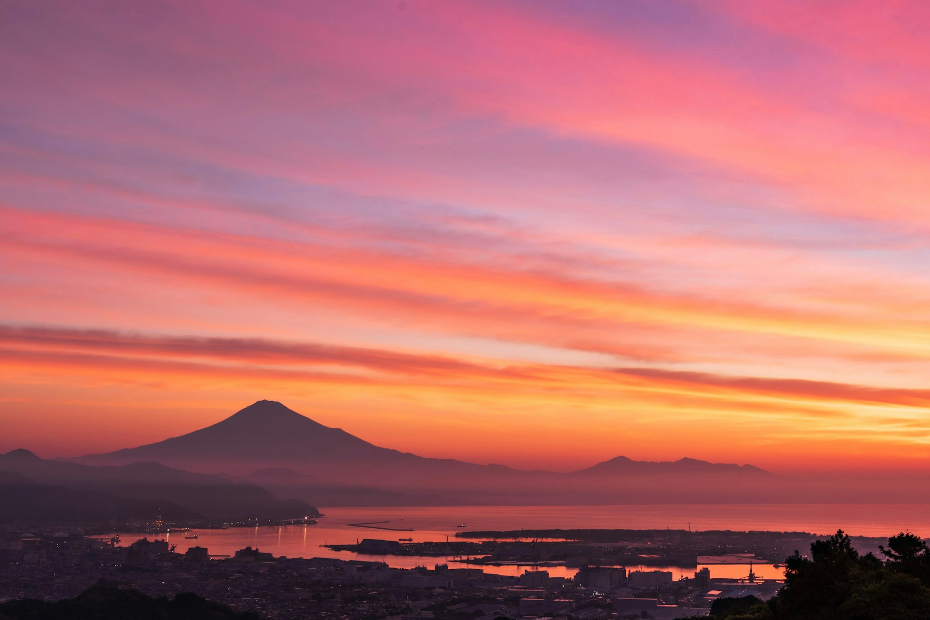 Hermoso cielo al atardecer con el monte Fuji al fondo